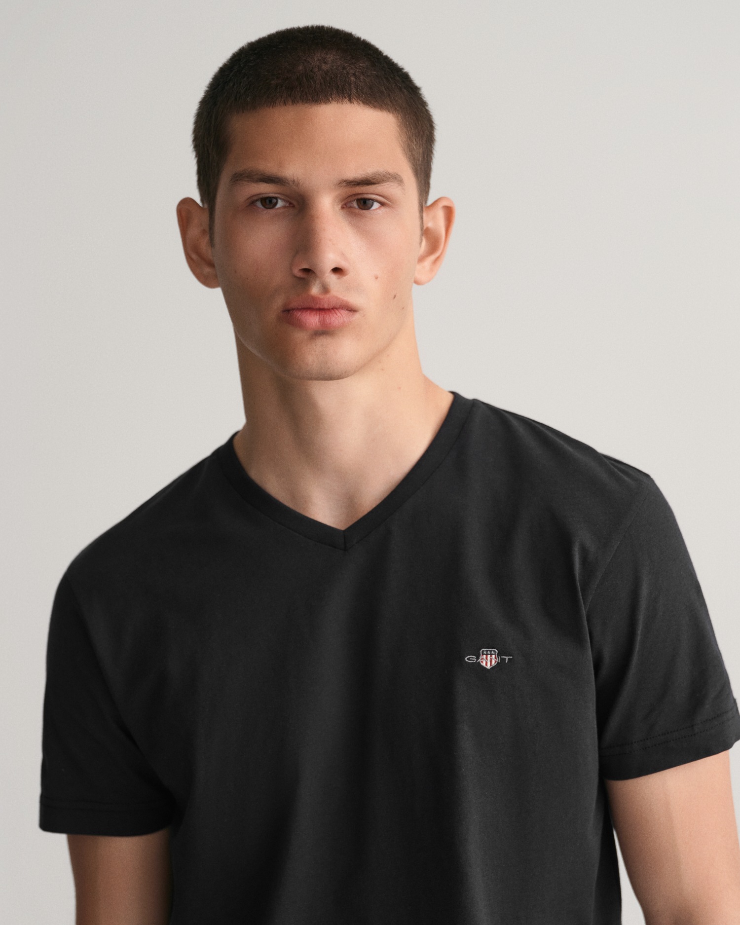 Gant T-Shirt »SLIM SHIELD V-NECK T-SHIRT«, mit einer kleinen Logostickerei auf der Brust
