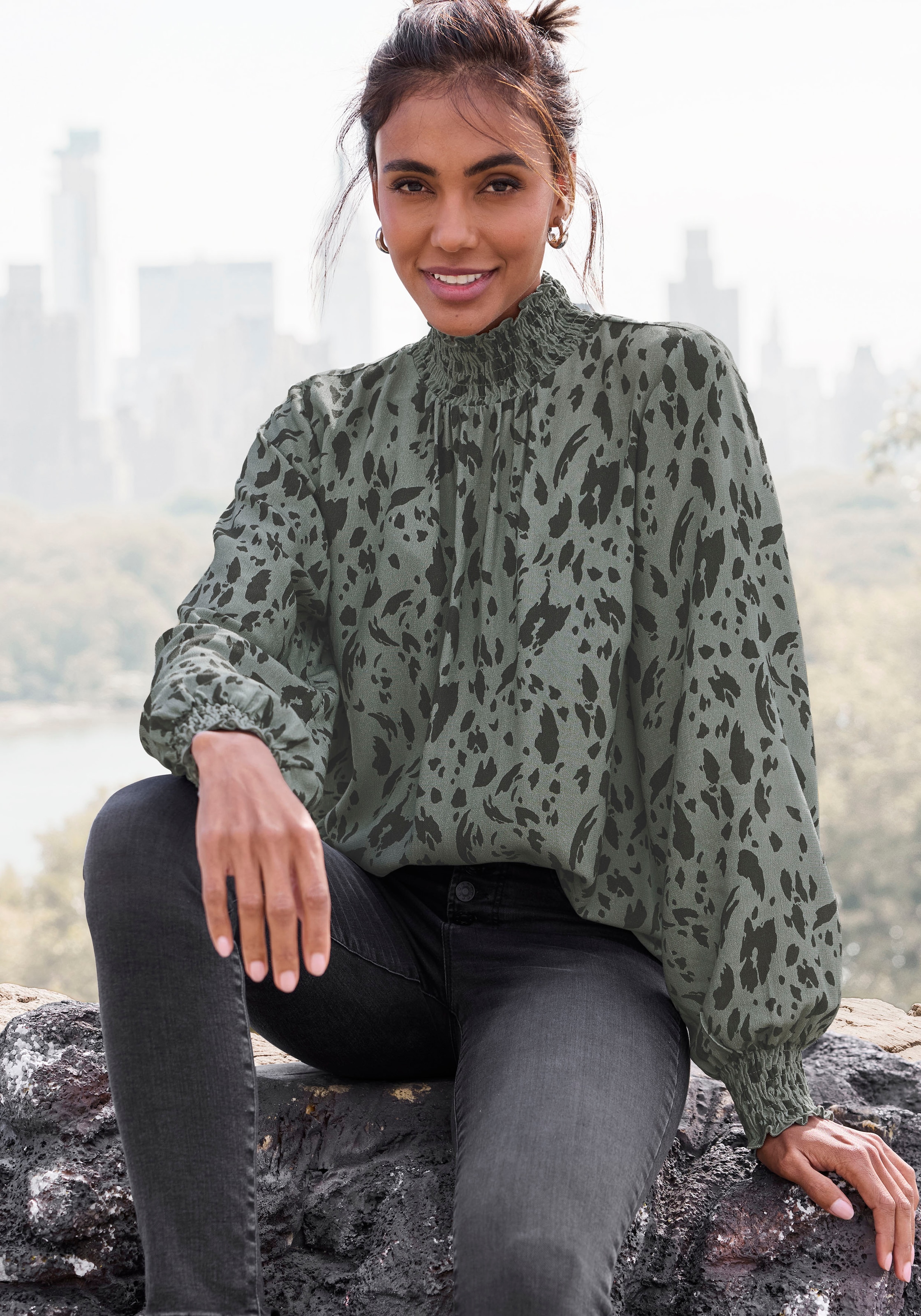 Image of LASCANA Langarmbluse "mit gesmoktem Stehkragen und Animalprint" Blusenshirt in Leo-Optik, elegante Druckbluse, lockere Bluse, modisch
