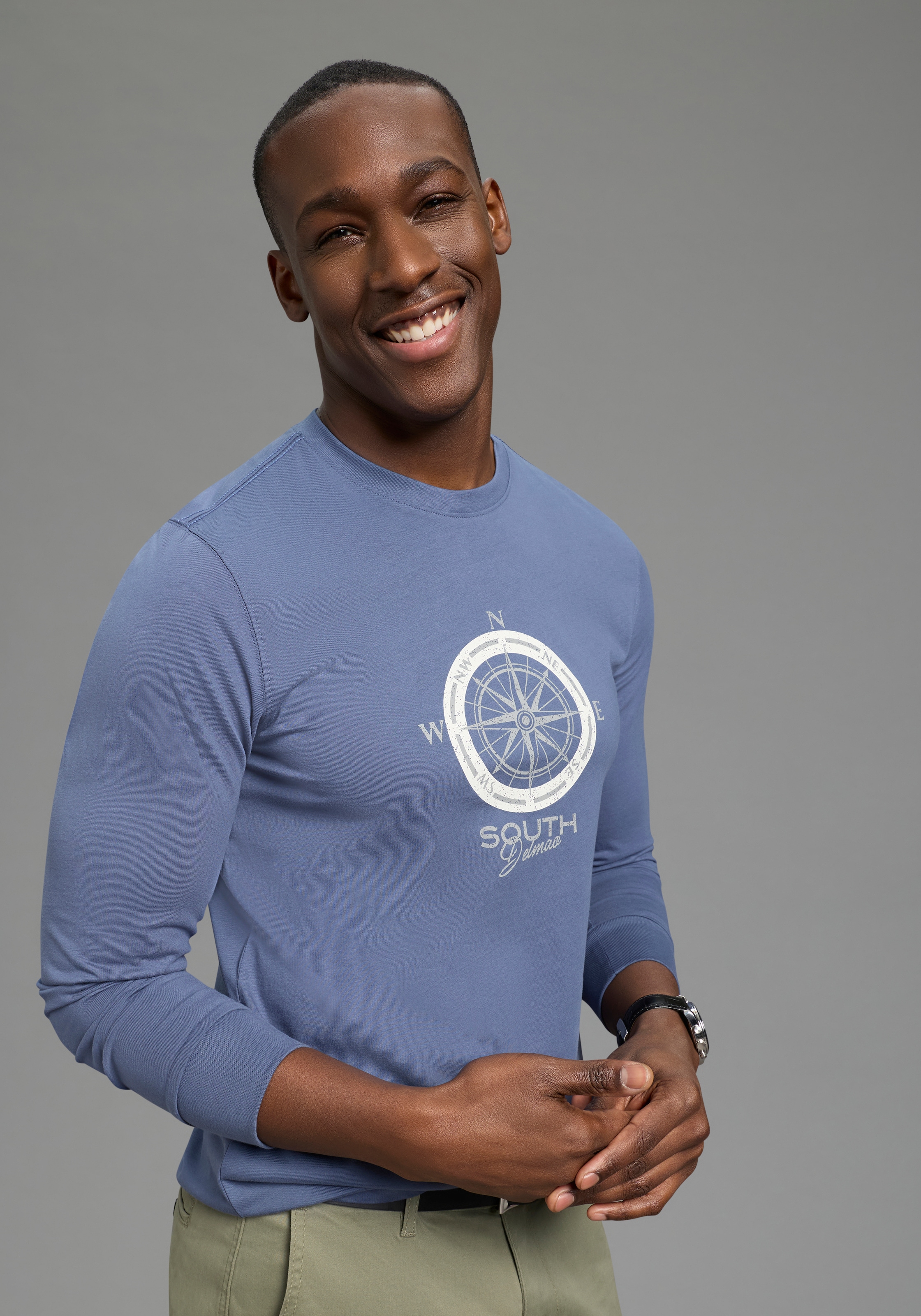 DELMAO Shirt à col rond »Neue Kollektion« casual Stil, langarm, schmale Passform, mit Print