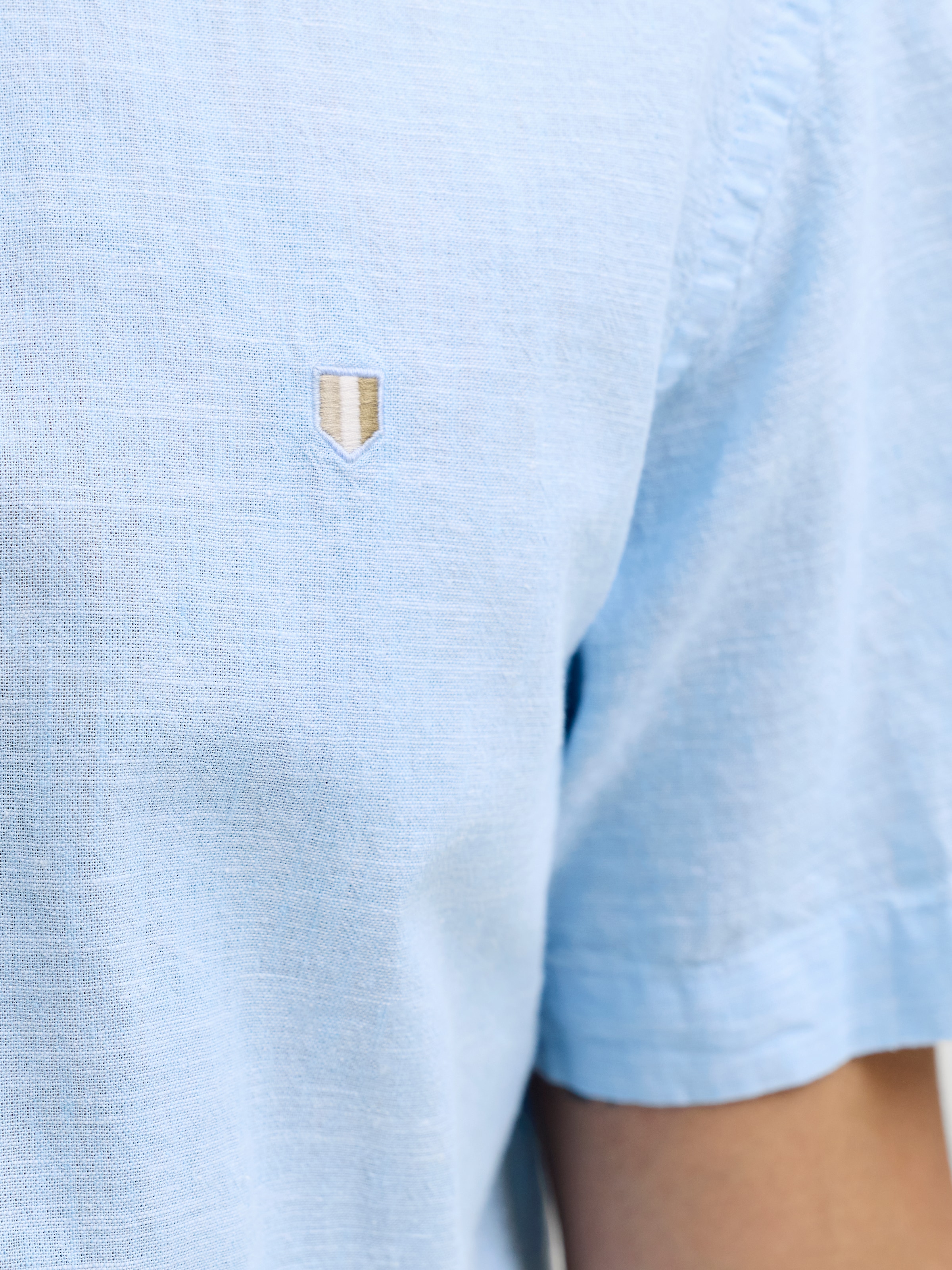 Jack & Jones Chemise à manches courtes »JPRBLUSUMMER LIN. BL. SHIELD SS SHIRT SN« avec broderie