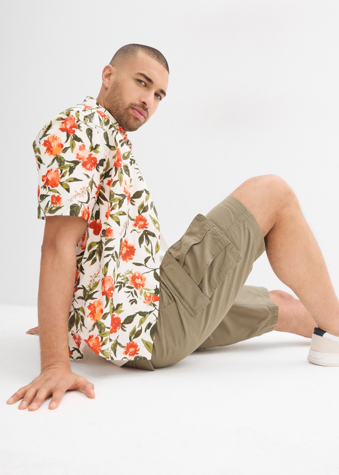 bonprix Cargobermudas  pantalon cargo, en coton, avec poches à rabat, coupe décontractée