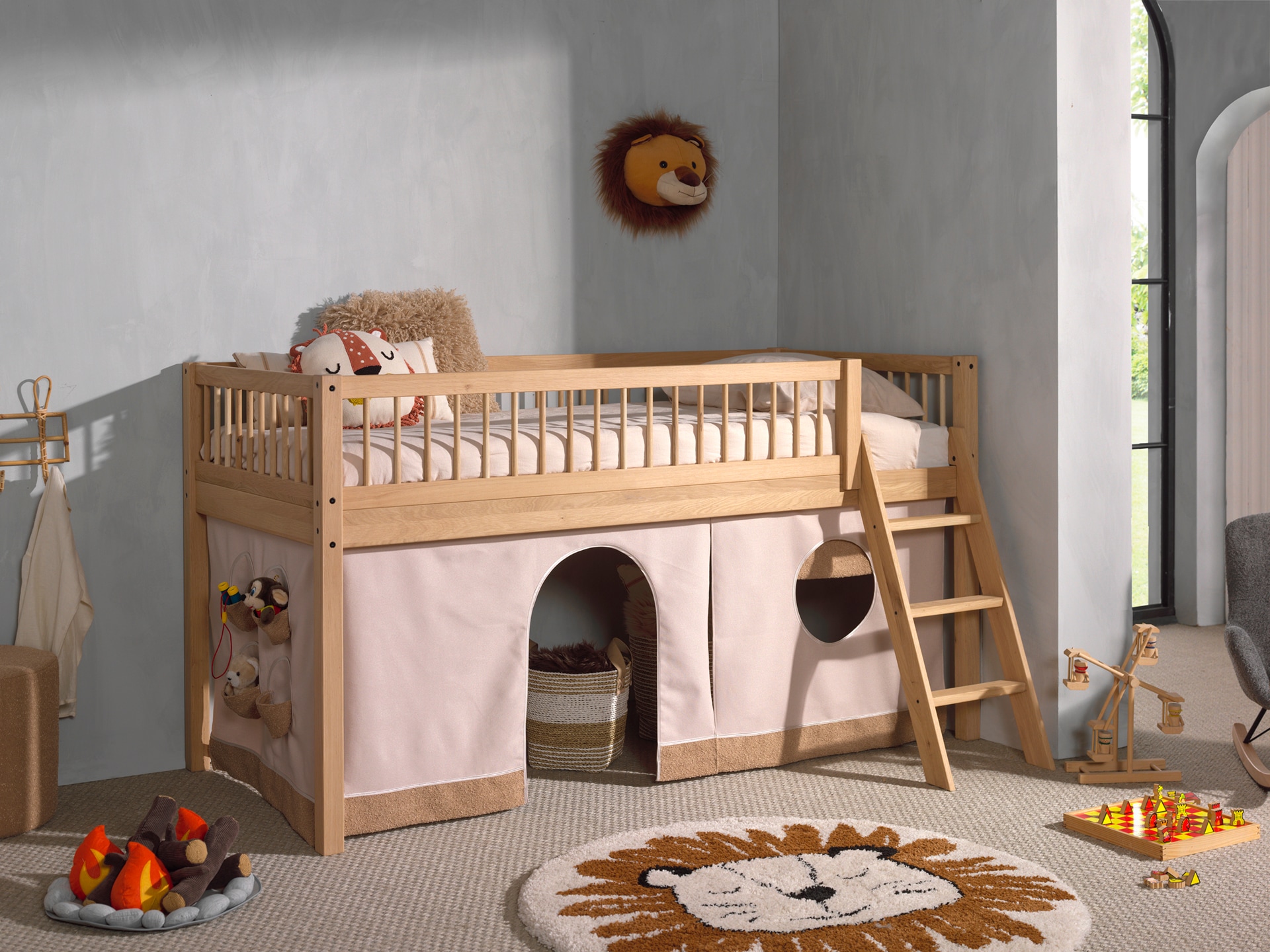 Vipack Spielbett »Forrest mit hochwertiger und stabiler Verarbeitung, Made in Europe« halbhohes Bett inkl. Lattenrost, 90/200 cm, Rausfallschutz und Leiter,  Ausf. Buche massiv natur, inkl. Textilvorhang 3-tlg.