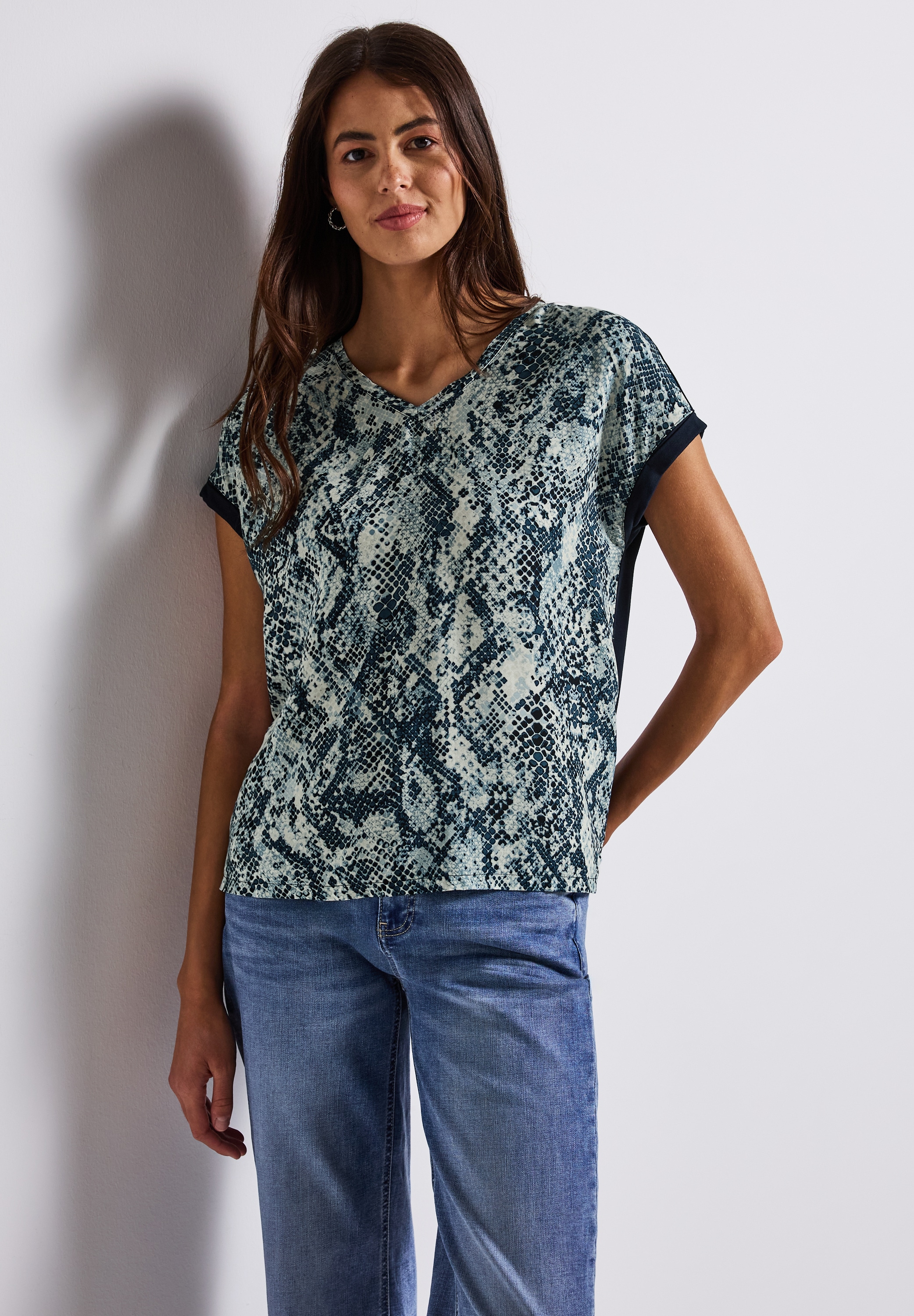 Image of STREET ONE Shirttop mit gemusterter Front aus Viskose und V-Ausschnitt