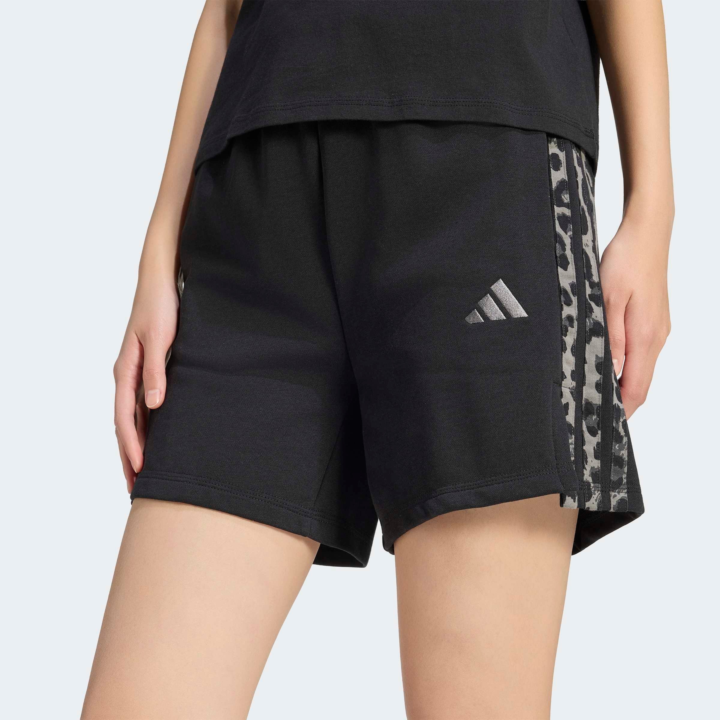 Image of adidas Sportswear Shorts "SEASONAL ESSENTIALS 3-STREIFEN, ANIMALPRINT" mit Gummizug, körpernahe Passform, enger Schnitt