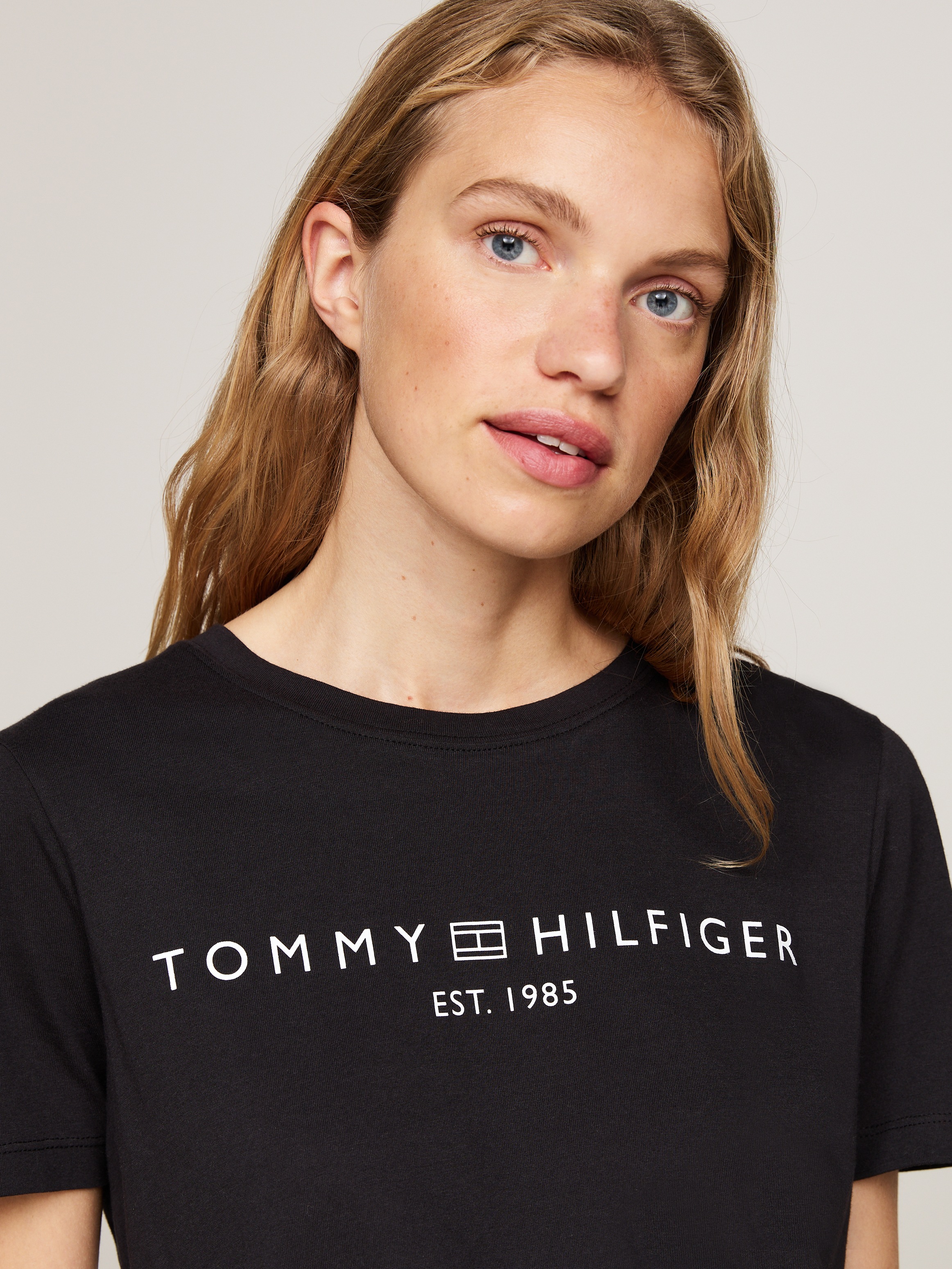 Tommy Hilfiger T-Shirt »REG CORP LOGO C-NK mit Logoschriftzug und Stickerei«, meliert, casual, regular fit, Baumwolle, Rundhals