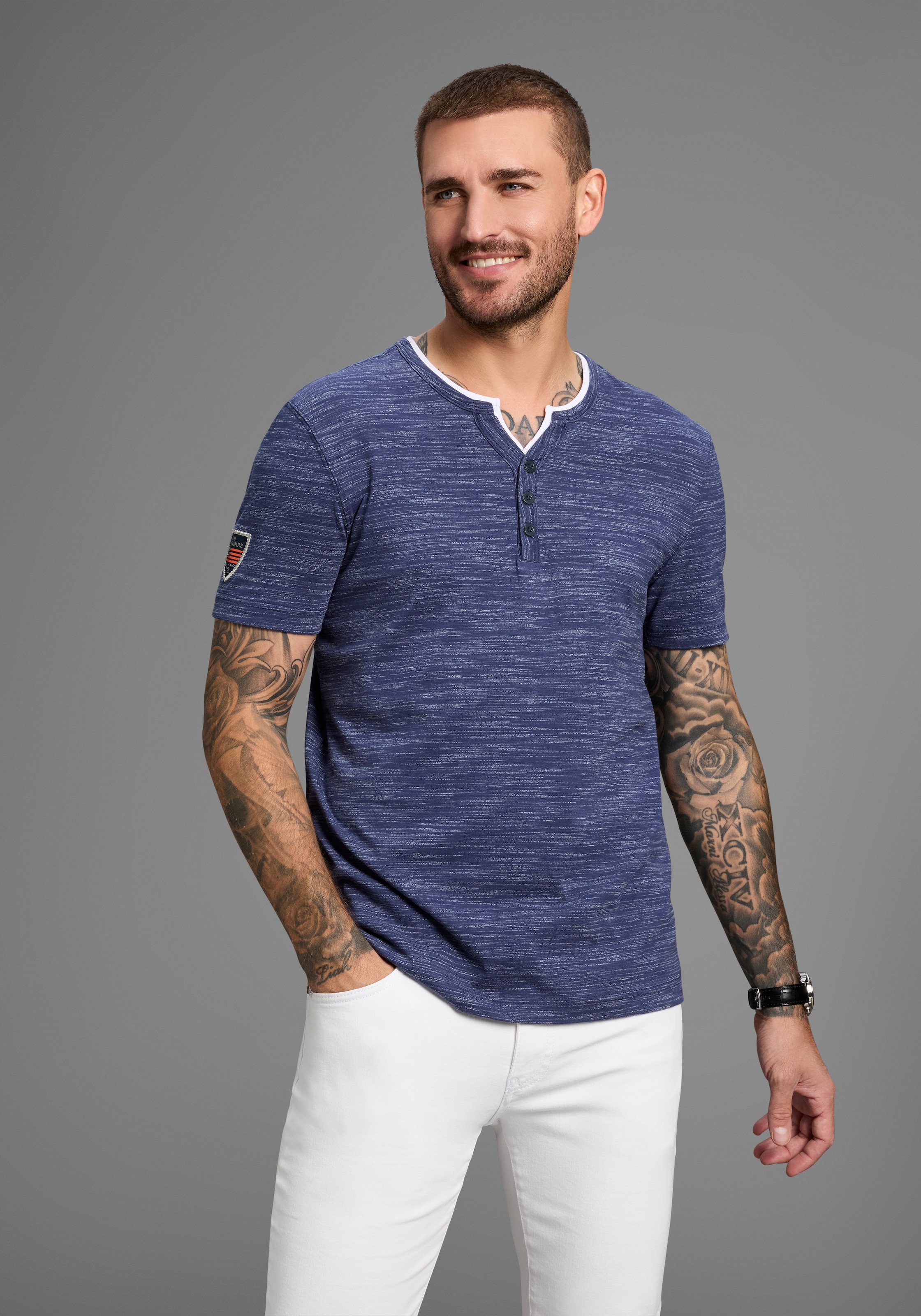 Image of DELMAO Henleyshirt "Neue Kollektion" mit Badge