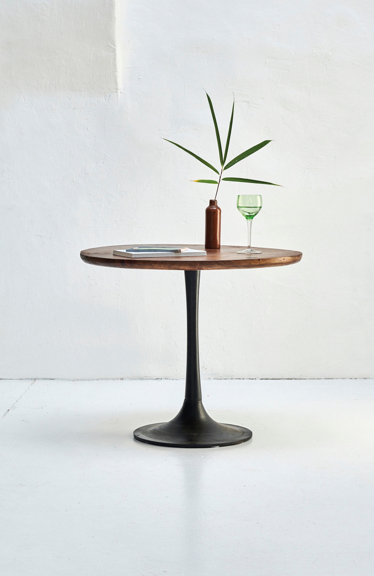 Image of SIT Beistelltisch "Mailand aus Mango 60x60 cm mit runder Platte & Eisen-Sockel" Runde 25-mm-Mangoholzplatte mit markantem Eisen-Sockel