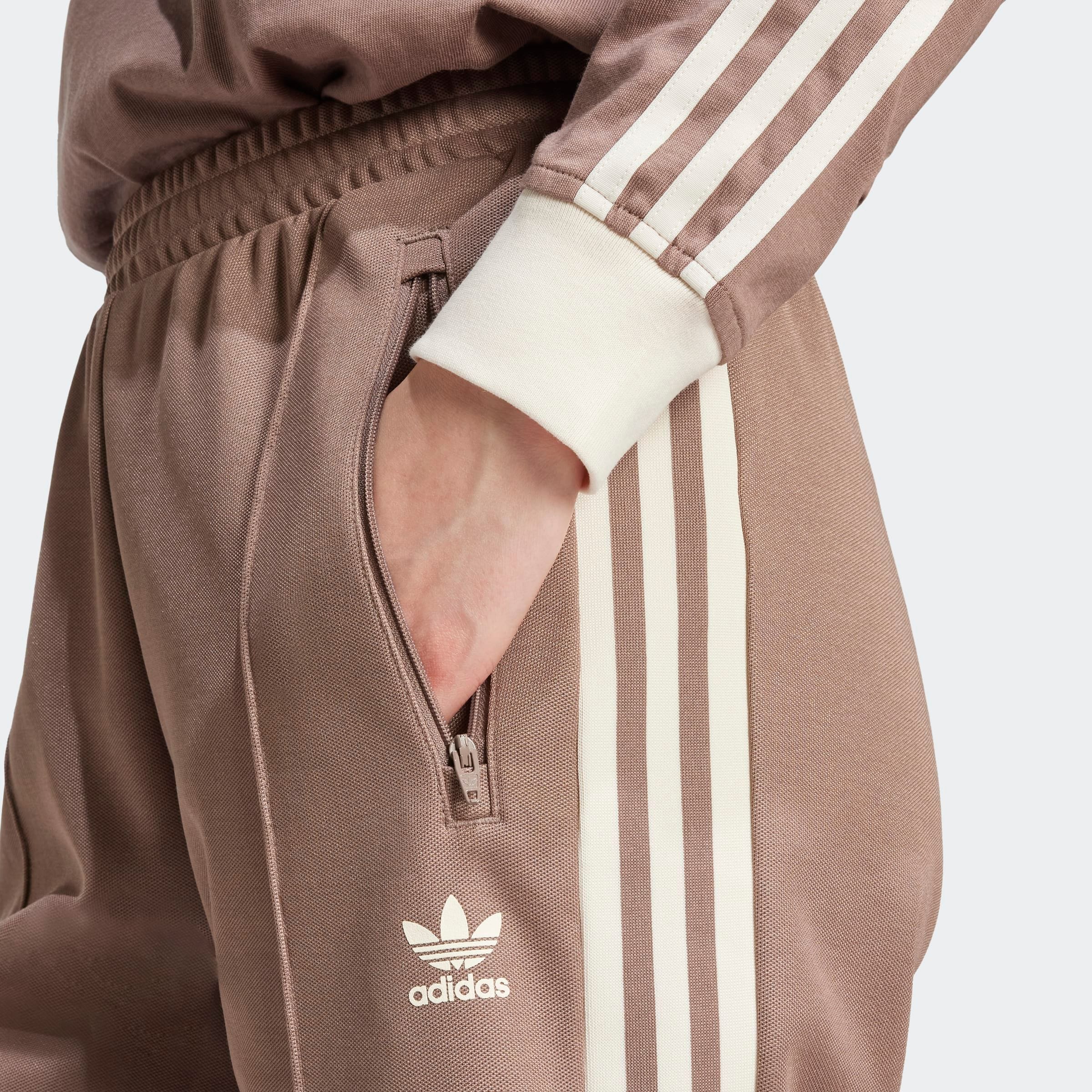 adidas Originals Sporthose »BECKENBAUER TP«, (1 tlg.), Retro Style, der gerade Schnitt mit schmal zulaufenden Bein
