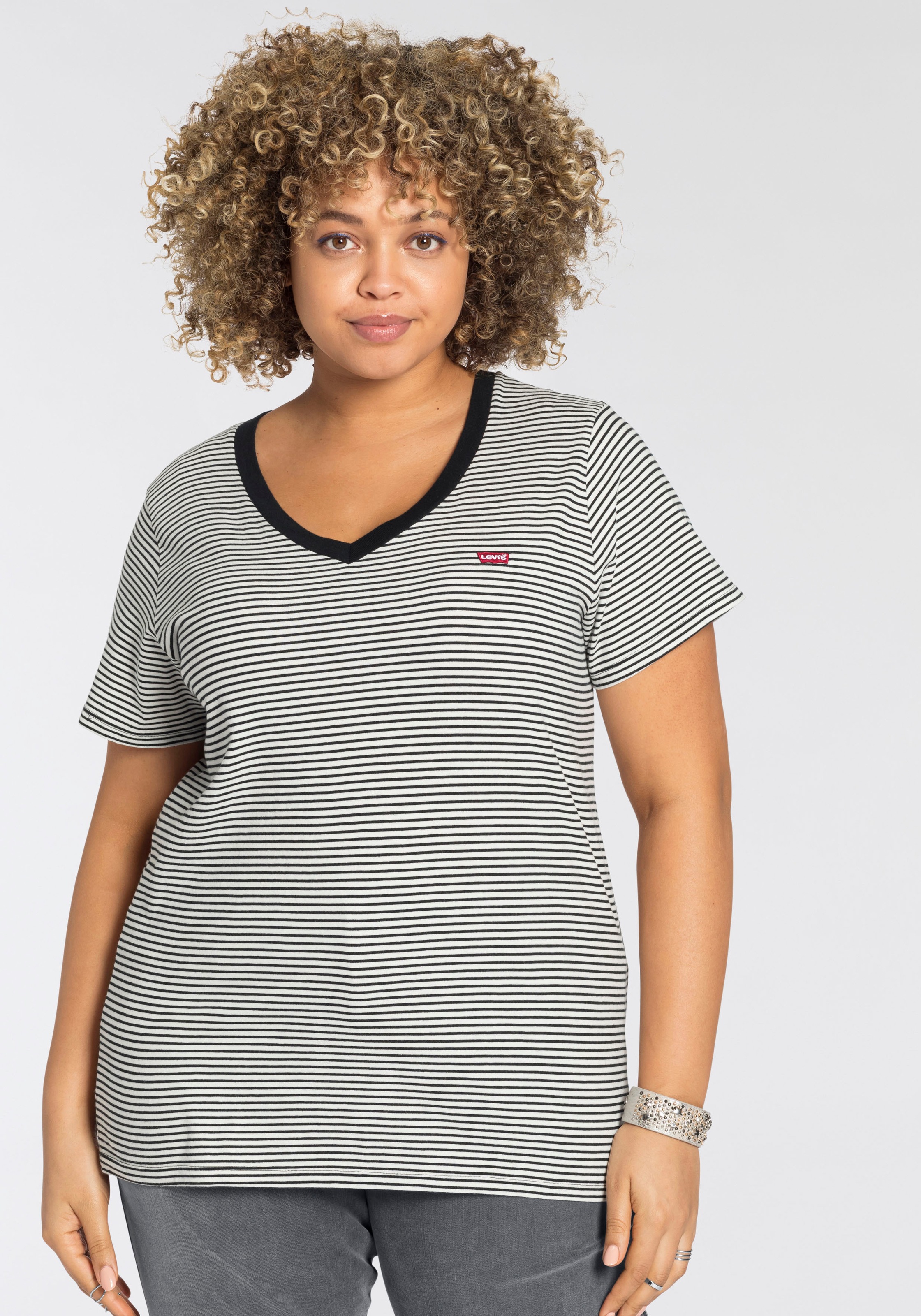 Image of Levi's® Plus Kurzarmshirt »V NECK TEE«, mit kontrastfarbenem Bündchen bei Ackermann Versand Schweiz