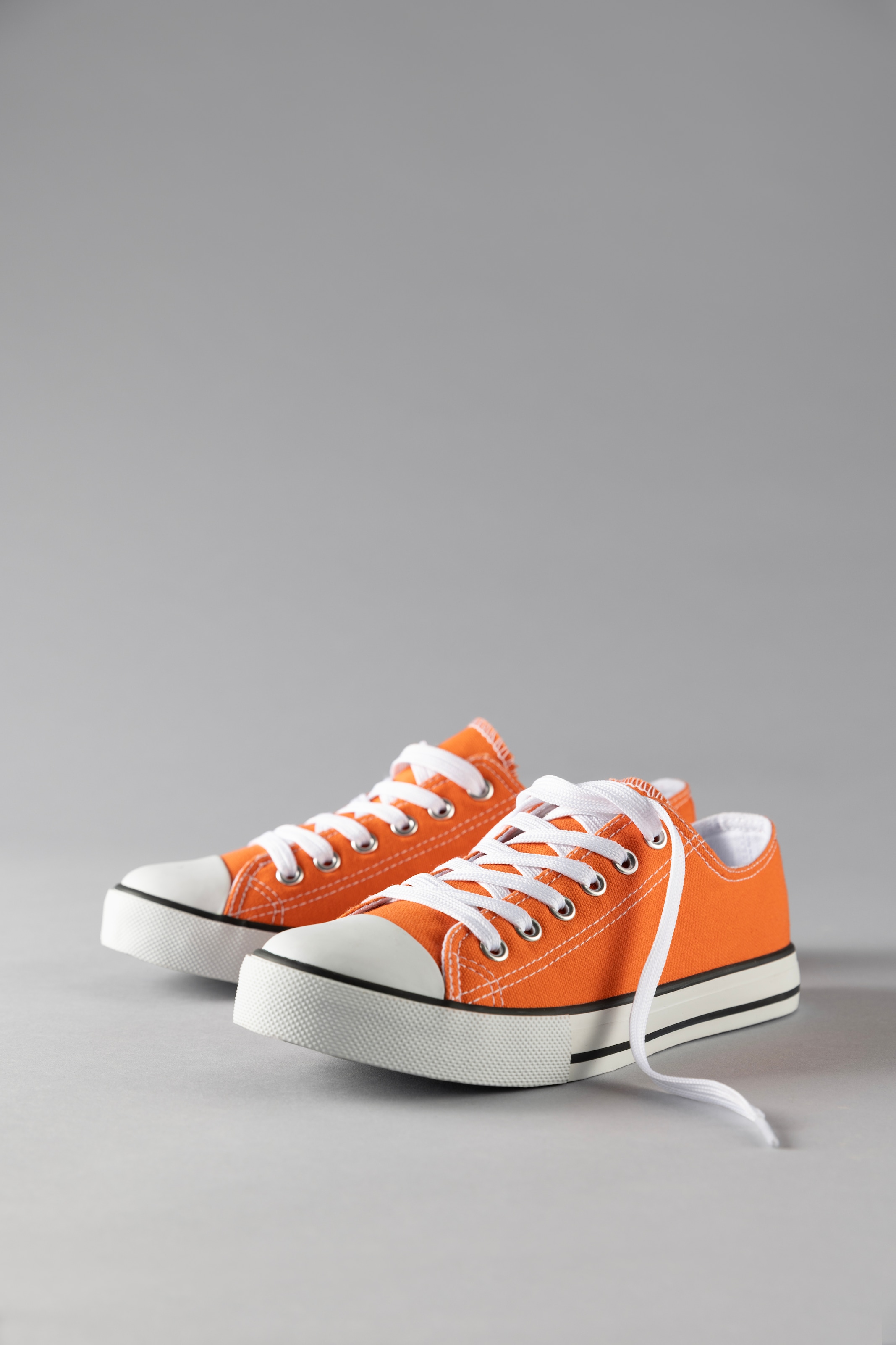 Image of Aniston SHOES Sneaker Freizeitschuh, Sneaker mit klassischen umlaufenden schwarzen Streifen