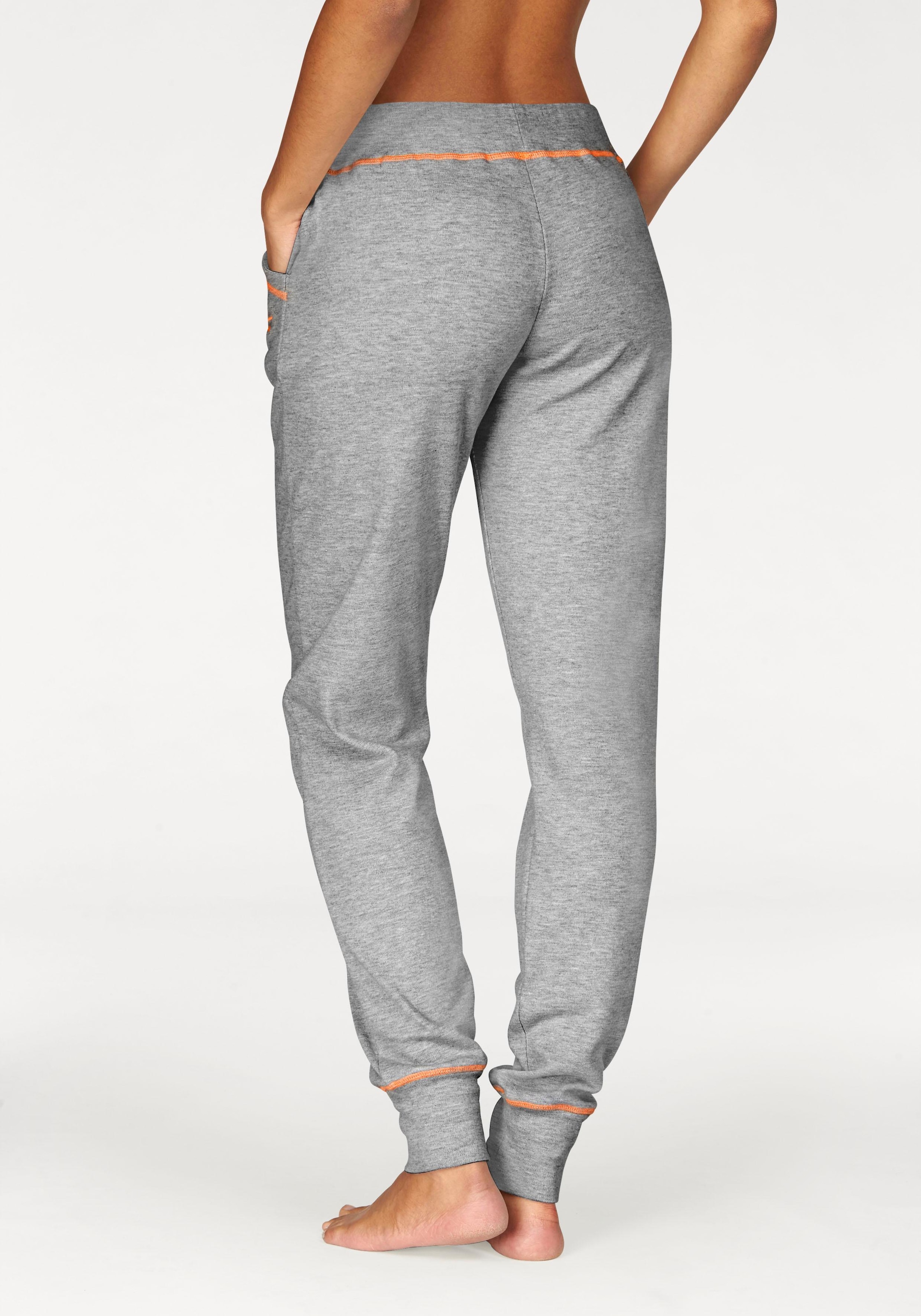 Loungeanzug auf Bench. versandkostenfrei kontrastfarbenen Relaxhose, Loungewear Nähten, mit Loungewear,