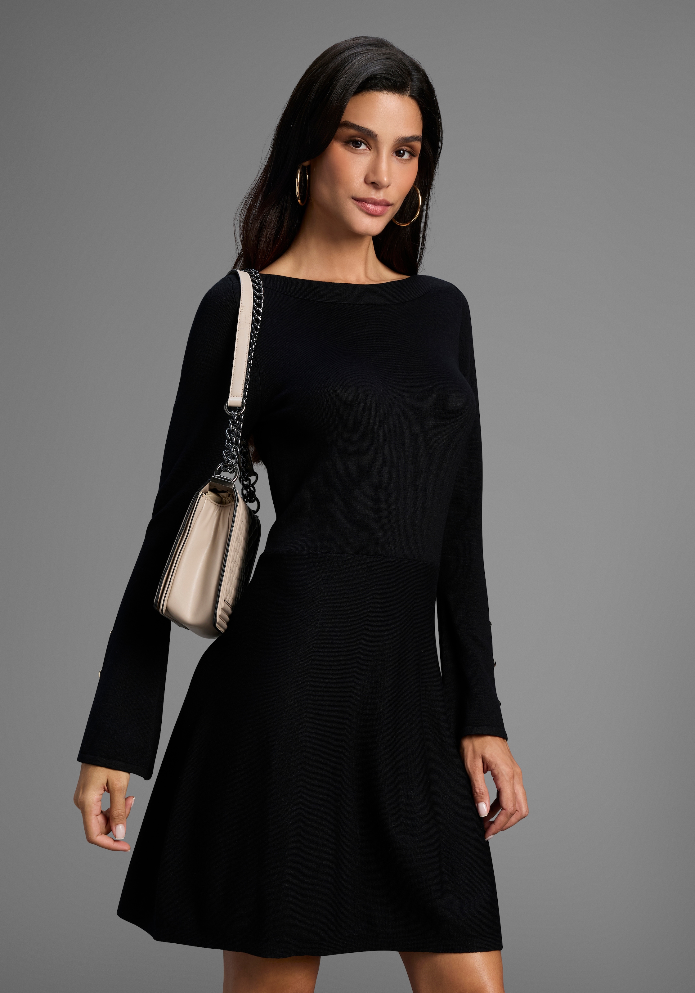 Image of Laura Scott Strickkleid in ausgestellter Mini-Form mit Zierknöpfen - NEUE KOLLEKTION