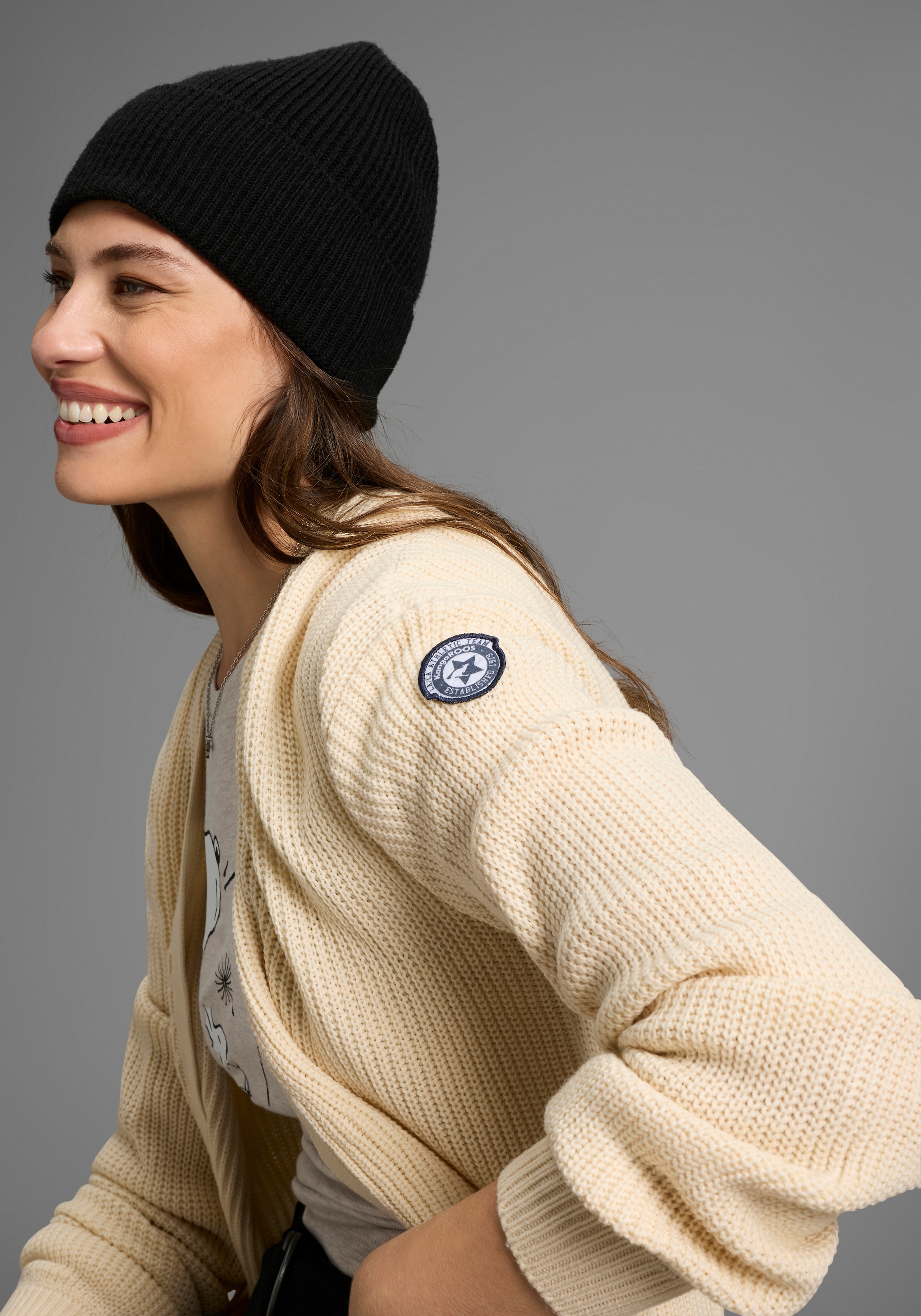 KangaROOS Strickjacke, aus kuscheligem Strick