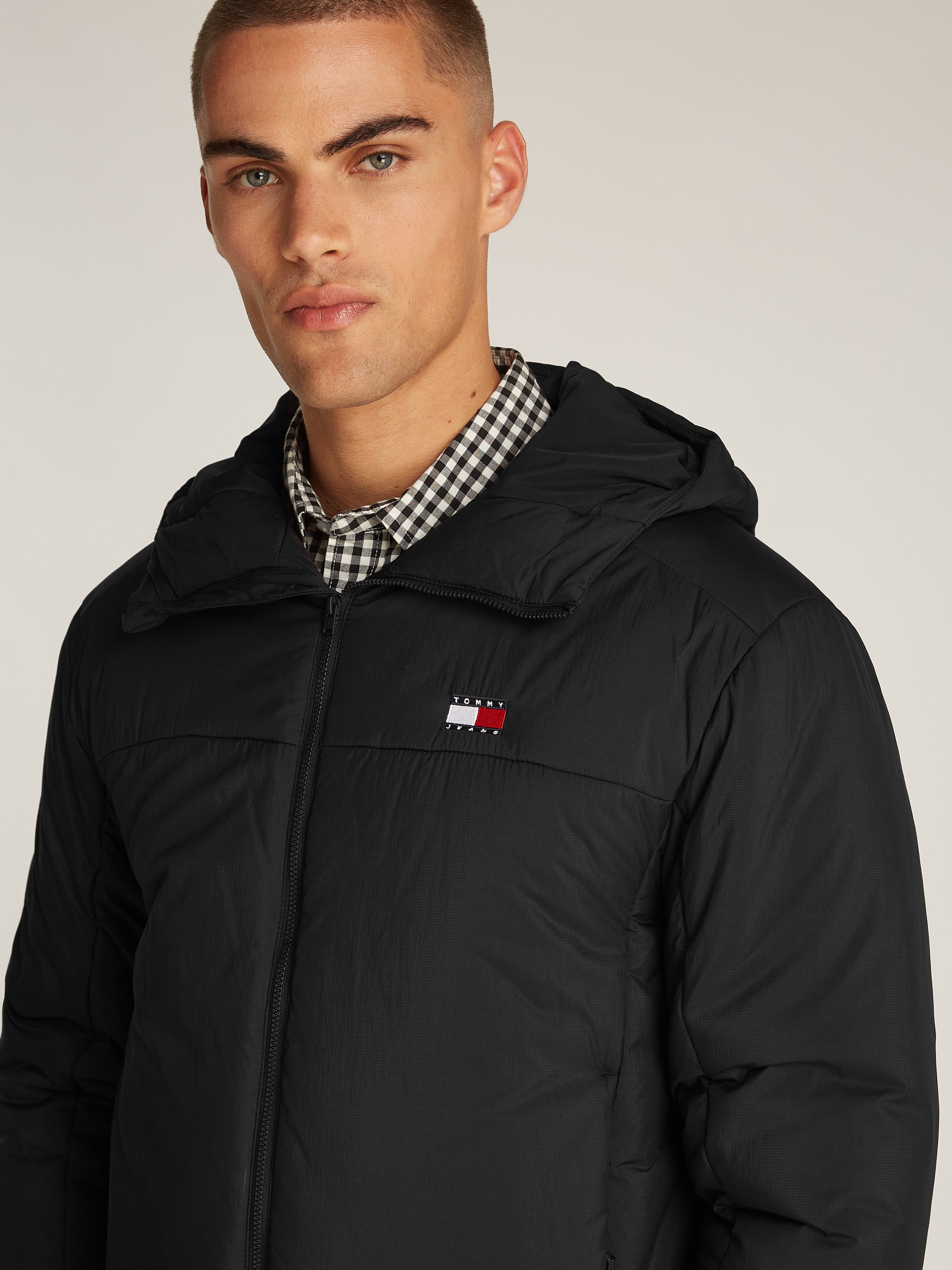 Tommy Jeans Plus Allwetterjacke »TJM LT POLY JACKET EXT«, mit Kapuze, in Grossen Grössen, Logostickerei, Eingriffstaschen