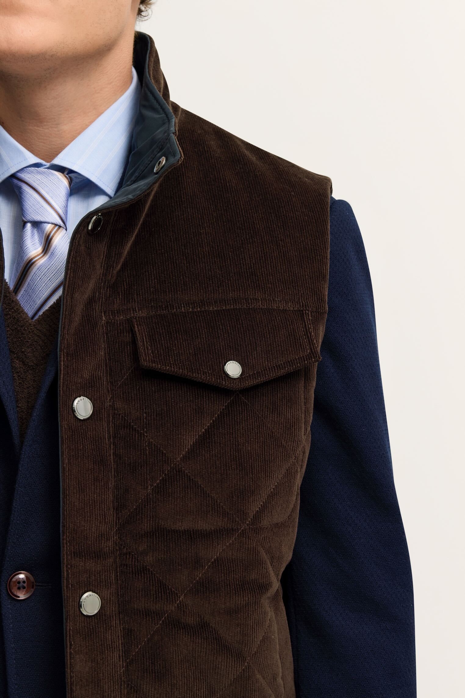 bugatti Gilet en velours côtelé »Regular Fit« mit Stehkragen und Druckknöpfen