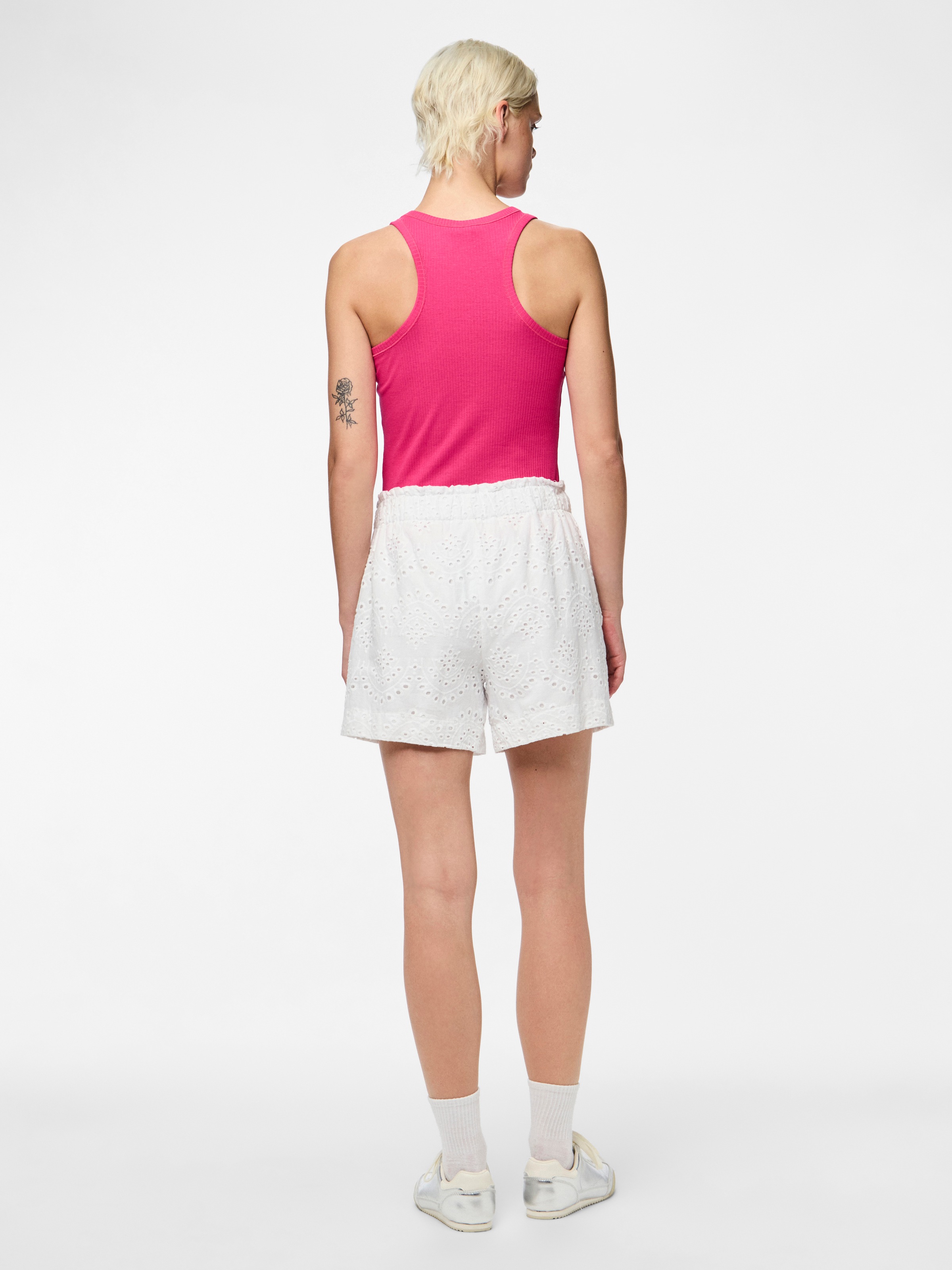 pieces Short »PCVILDE MW SHORTS WVN NOOS«  avec broderie ajourée