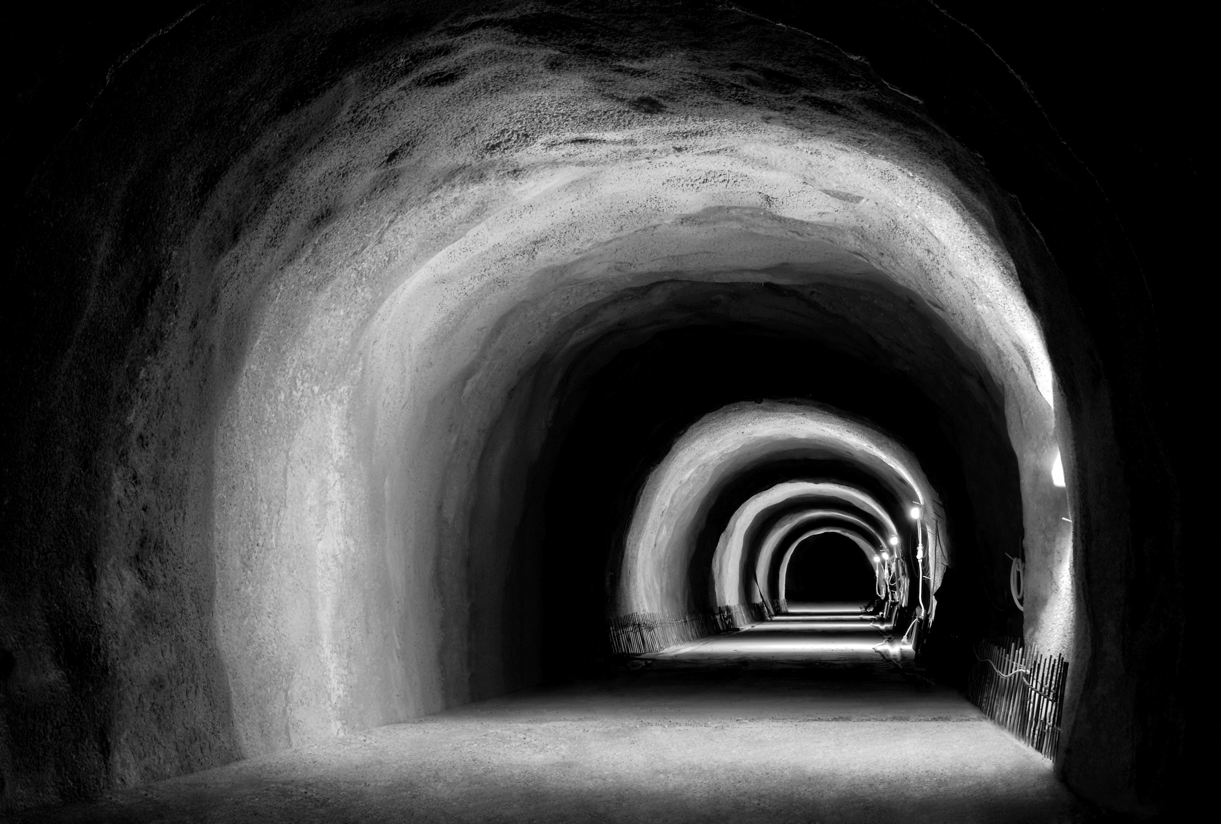 Image of Papermoon Fototapete "Tunnel Schwarz & Weiss"