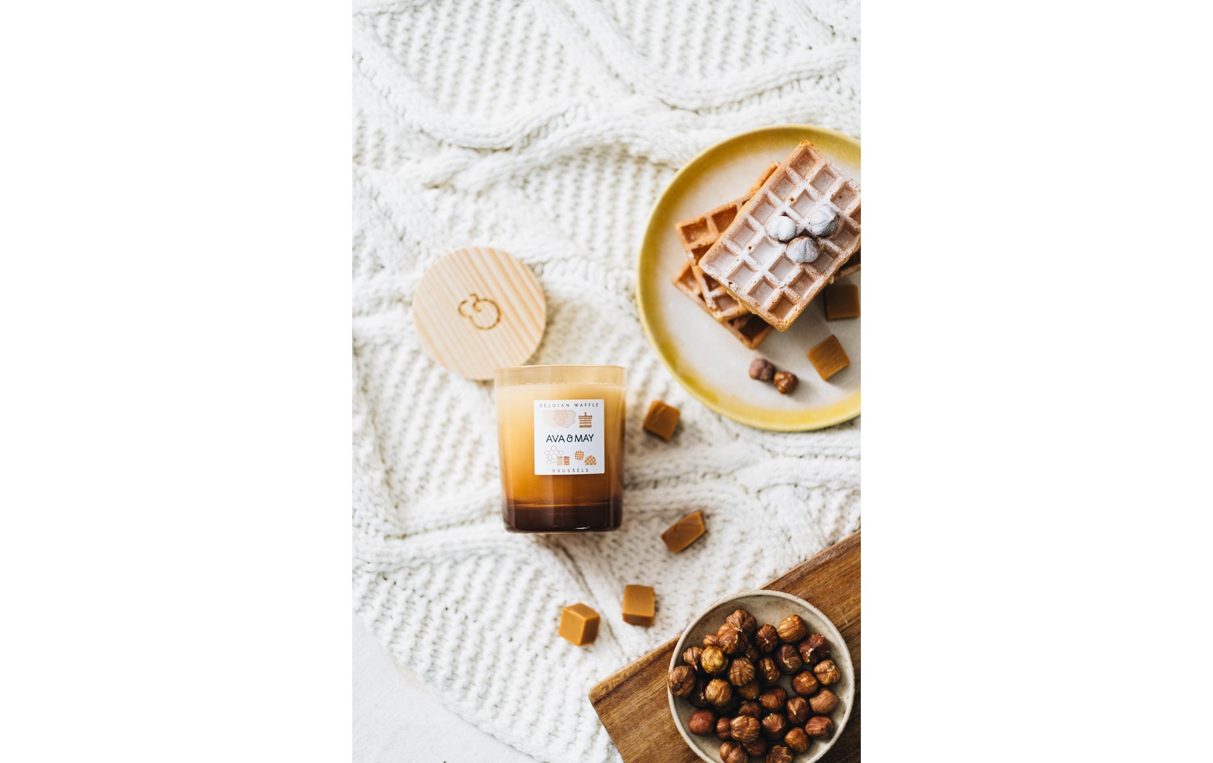 AVA & MAY Duftkerze »Belgian Waffle 180 g«, Holzart: Buche (Schweden)