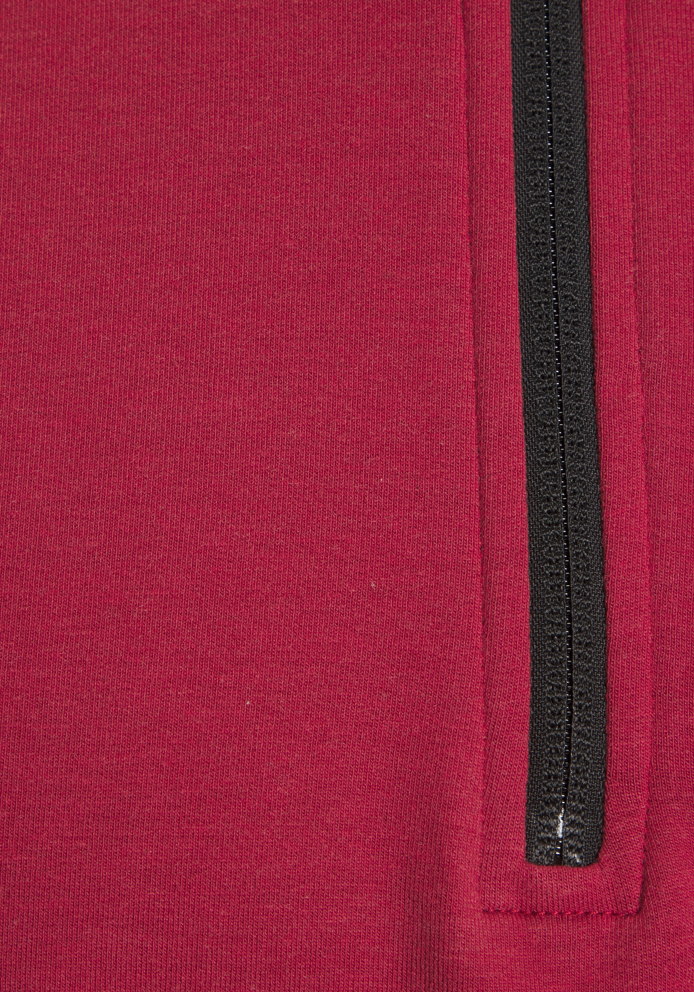 Bench. Funktionsshirt 1 mit Reisserschlusstasche am Ärmel