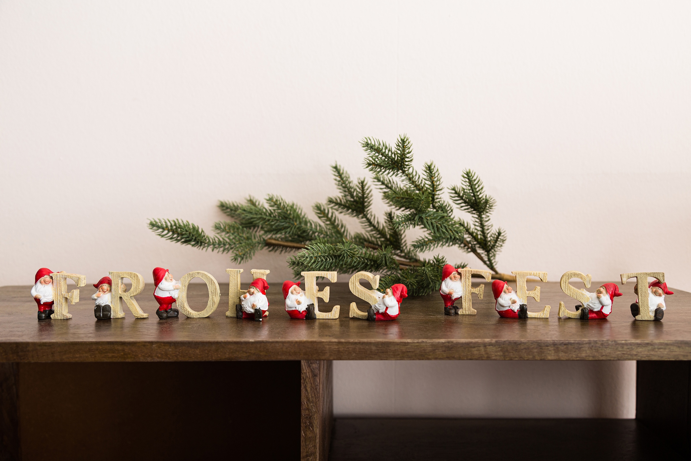 Myflair Möbel & Accessoires Deko-Schriftzug »Weihnachtsdeko« " Frohes Fest", mit kleinen Weihnachtswichteln