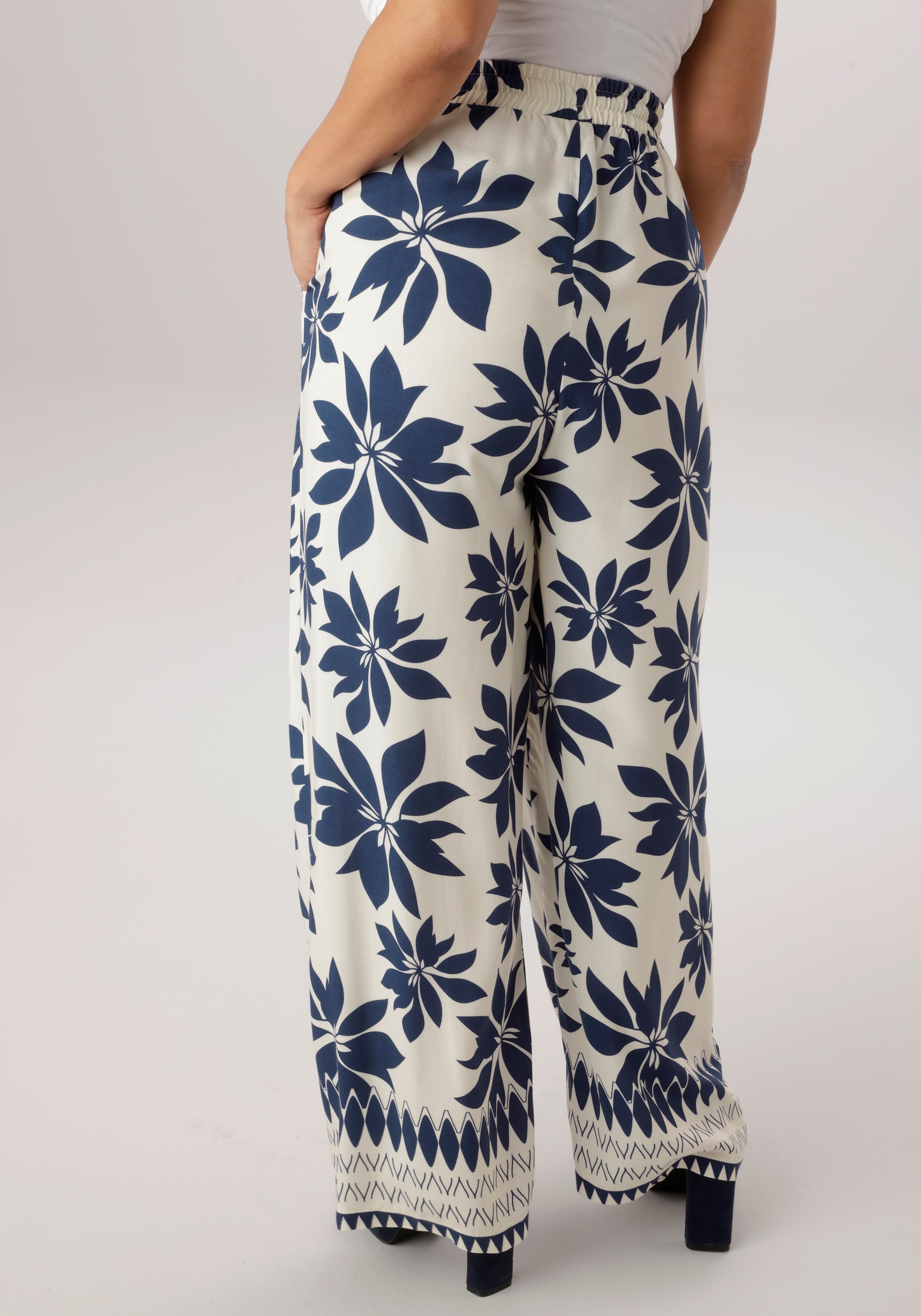 Aniston PLUS Pantalon à enfiler  mit grossflächigen Blättern bedruckt - NEUE KOLLEKTION