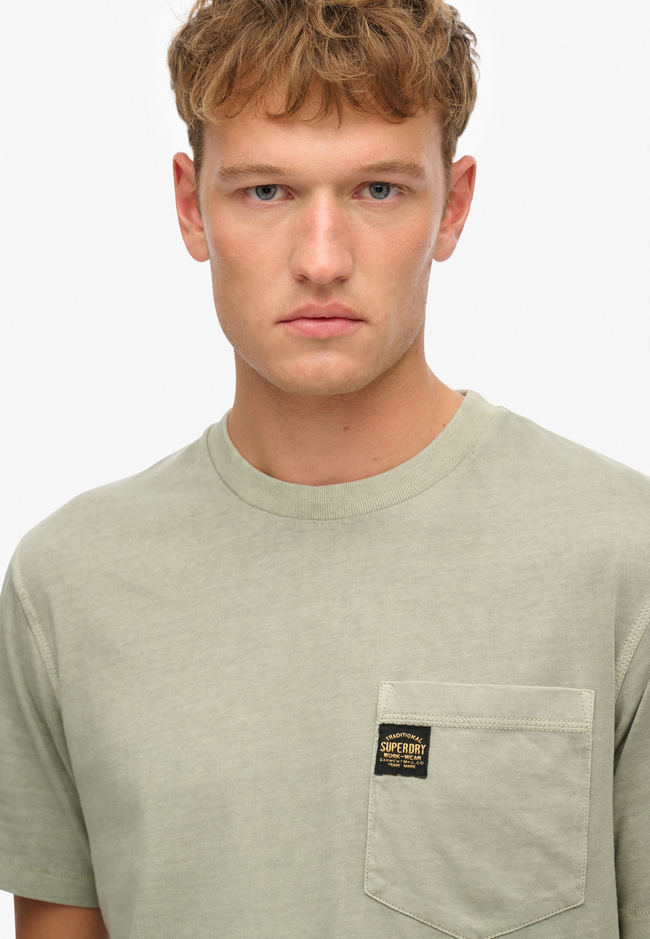 Superdry Rundhalsshirt »CONTRAST STITCH POCKET T-SHIRT«, mit stylischer Brusttasche mit Logo-Flag