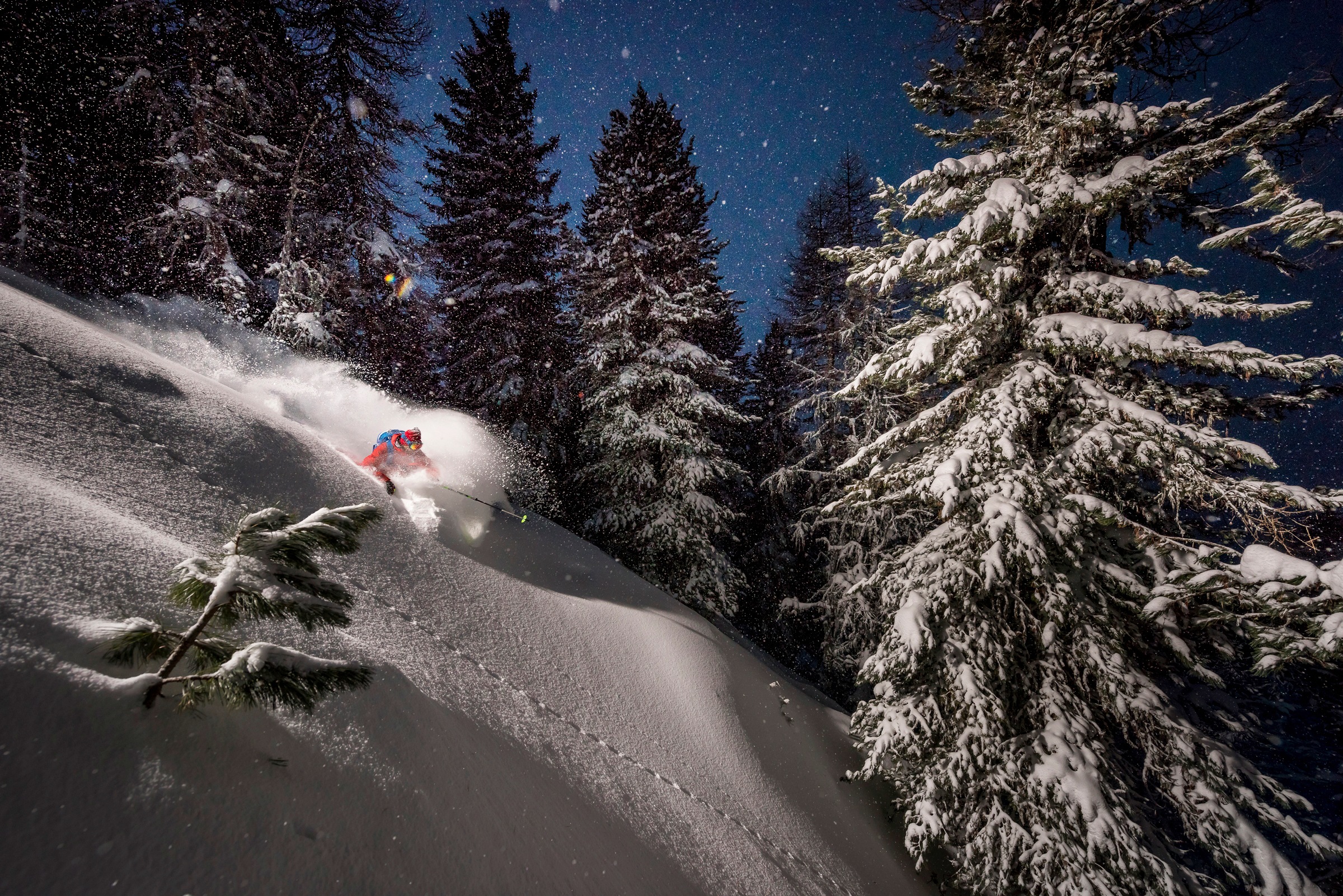 Image of Papermoon Fototapete »Photo-Art TRISTAN SHU, NACHTSCHNEE SKI MIT ADRIEN COIRIER«, Vliestapete, hochwertiger Digitaldruck, inklusive Kleister bei Ackermann Versand Schweiz