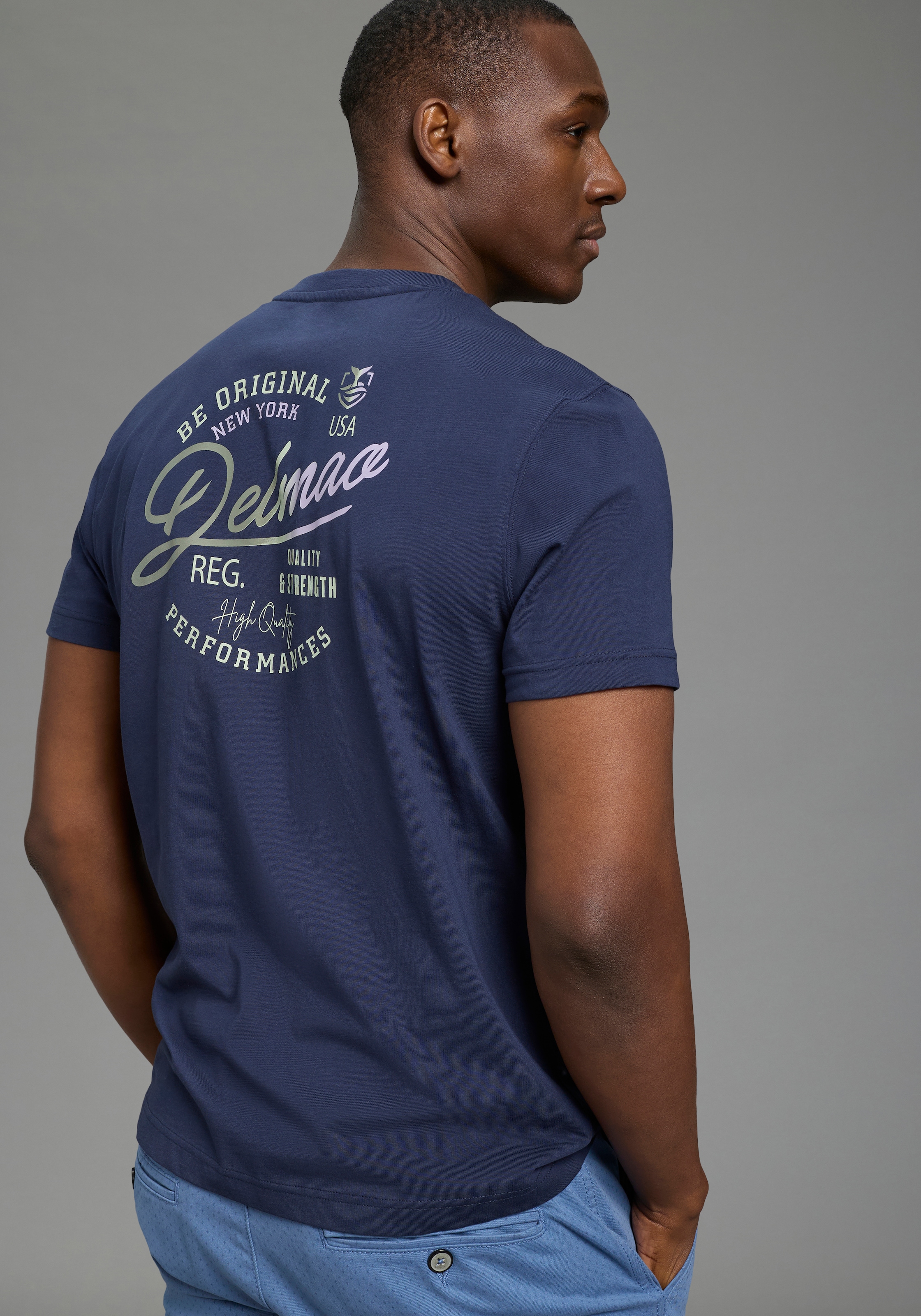 DELMAO Shirt à col rond »Neue Kollektion!« casual Stil, Kurzarm, normale Passform, mit Print-Applikation