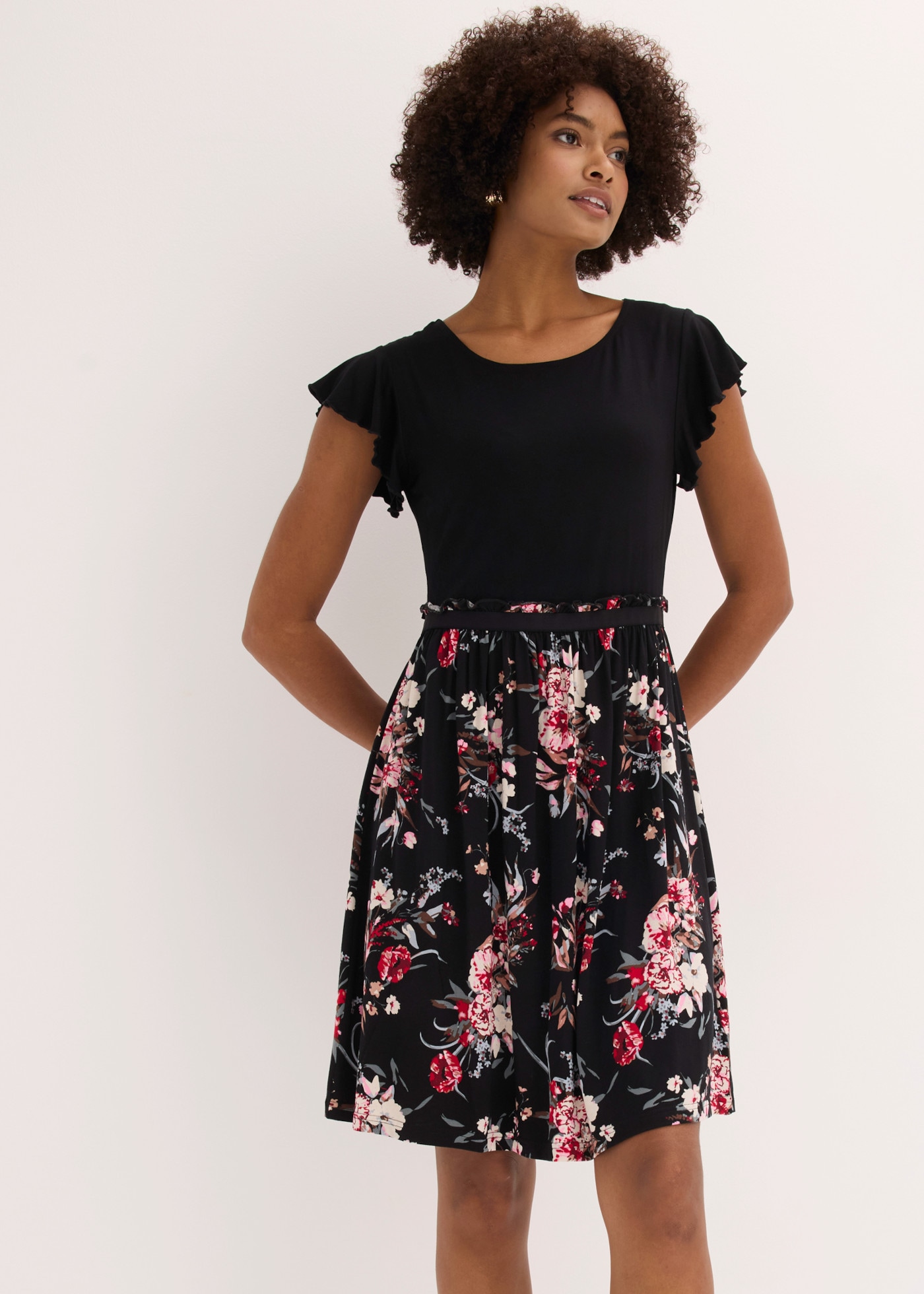 Image of bonprix Jerseykleid femininer Schnitt, aus Viskose und Elasthan, mit kurzem Arm