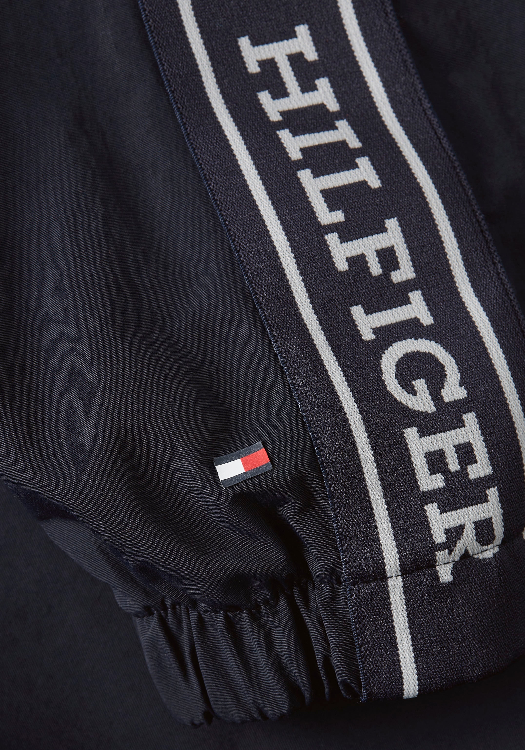 Tommy Hilfiger Outdoorjacke »MONOTYPE TAPE RLX 1/2 ZIP JACKET«, mit Logo-Tape