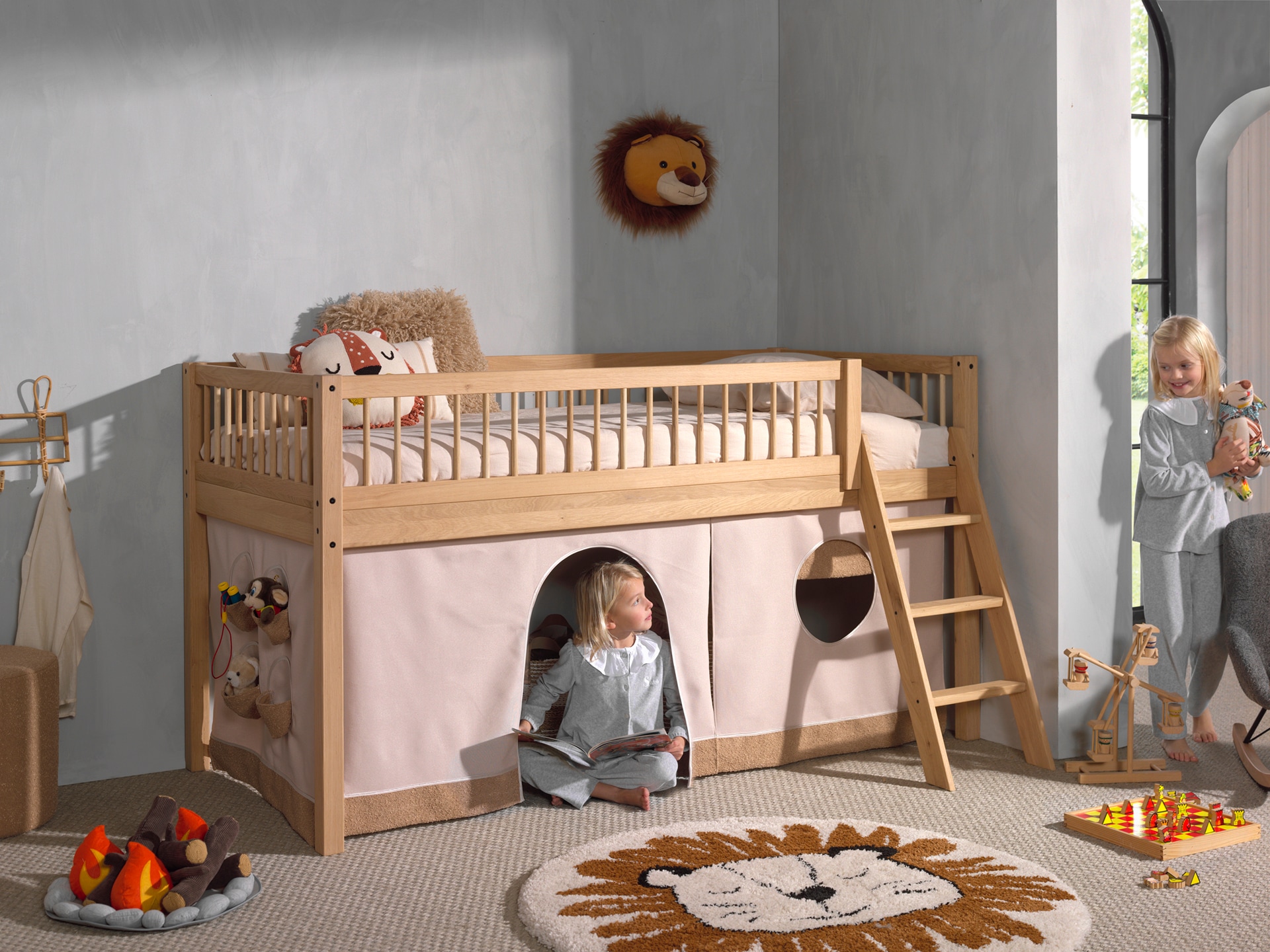 Vipack Spielbett Made in Europe,  aus Eiche geölt, LF 90x2000cm, RR, Leiter, Vorhang u. Absturzschutz
