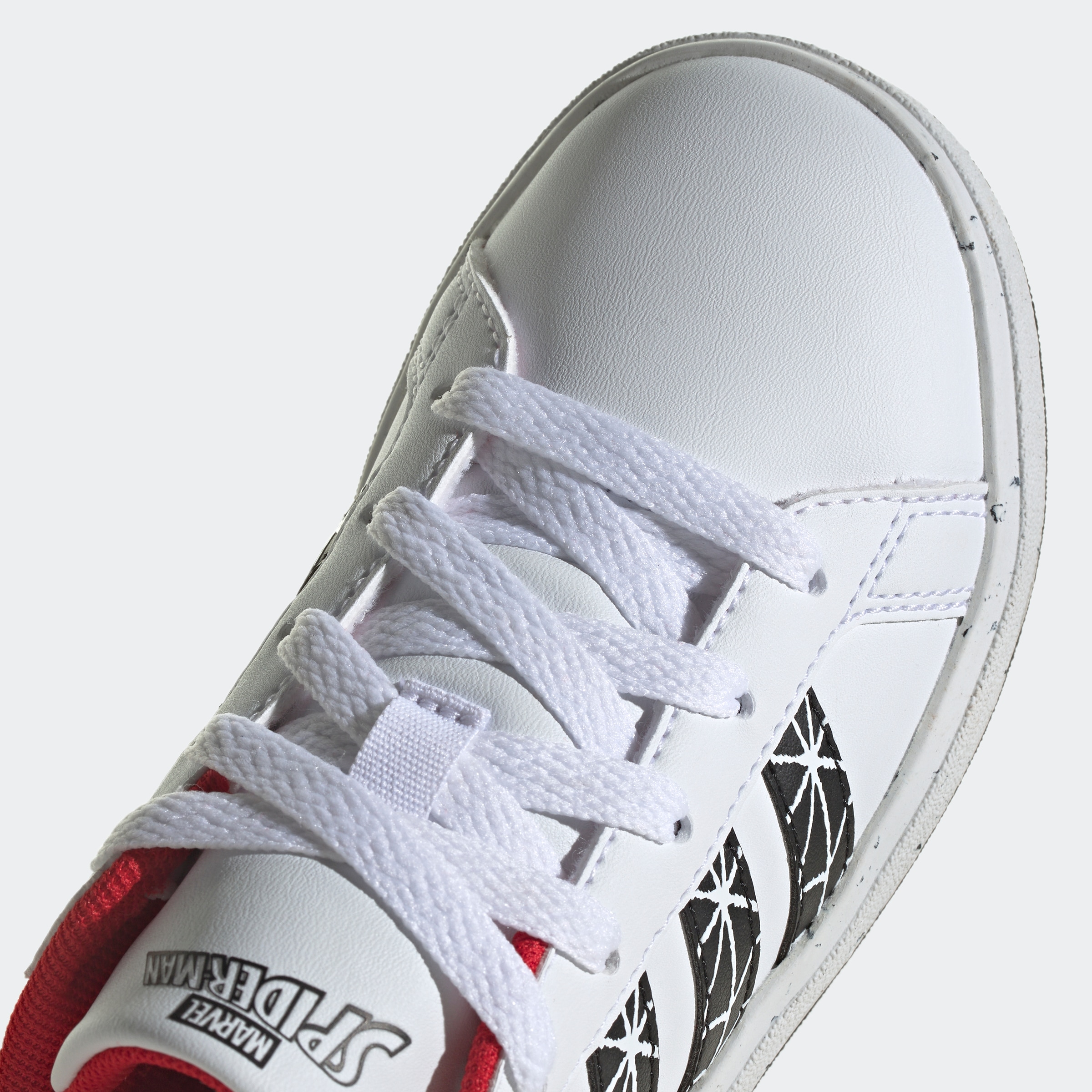KIDS«, auf Design versandkostenfrei Superstar MARVEL adidas des GRAND Sneaker SPIDER-MAN adidas »ADIDAS Sportswear X COURT Spuren auf den