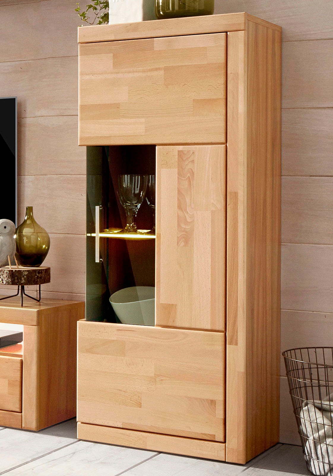 Home affaire Vitrine »Ribe,125cm hoch,4 Fächer,1Glasboden variabel einsetzbar«, Massivholz, Holzwerkstoff,dunkles gehärtetes Glas, Metall Griffe