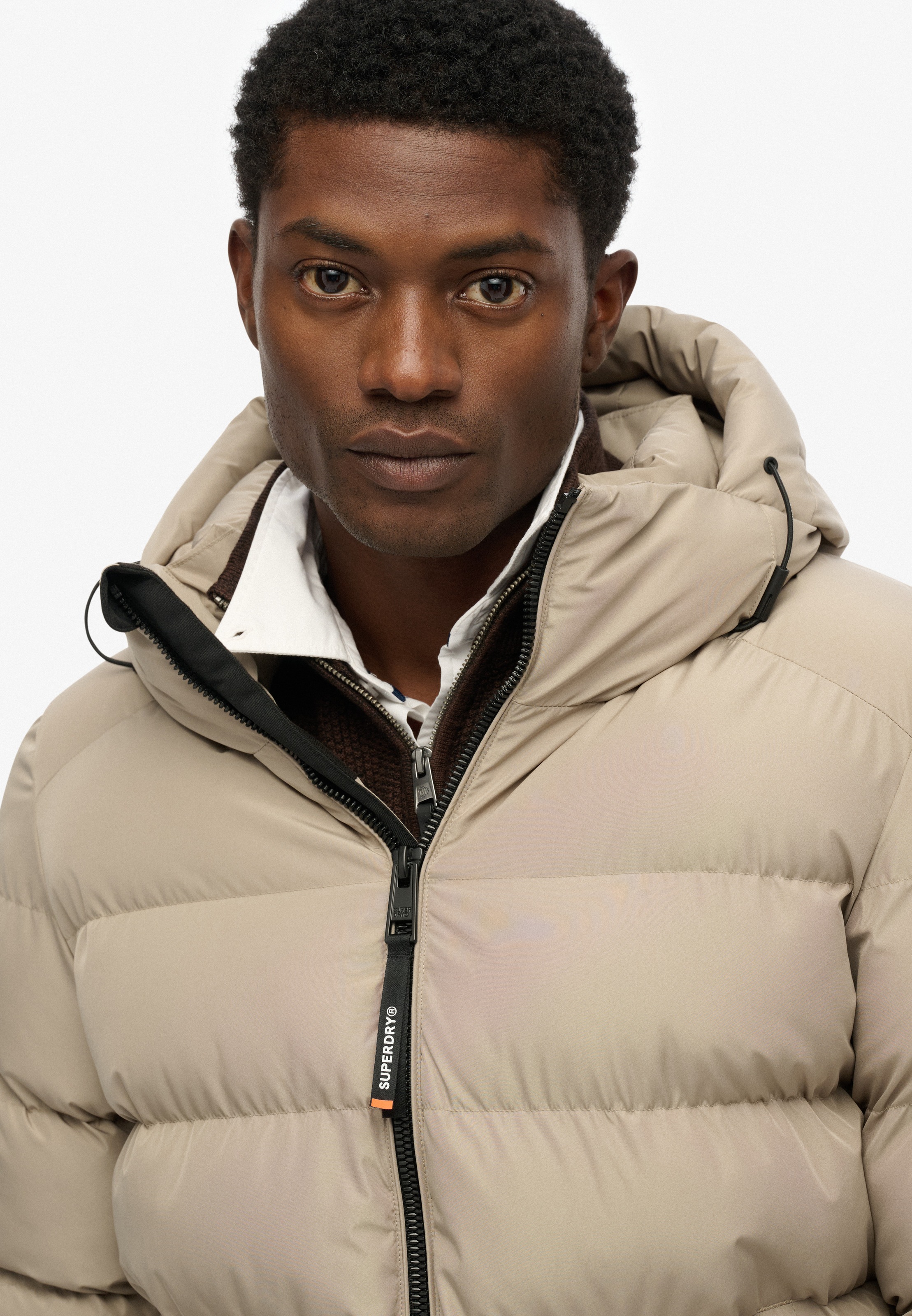 Superdry Veste matelassée »HOODED SPORTS PUFFER JACKET« avec capuche fibre synthétique, coupe décontractée
