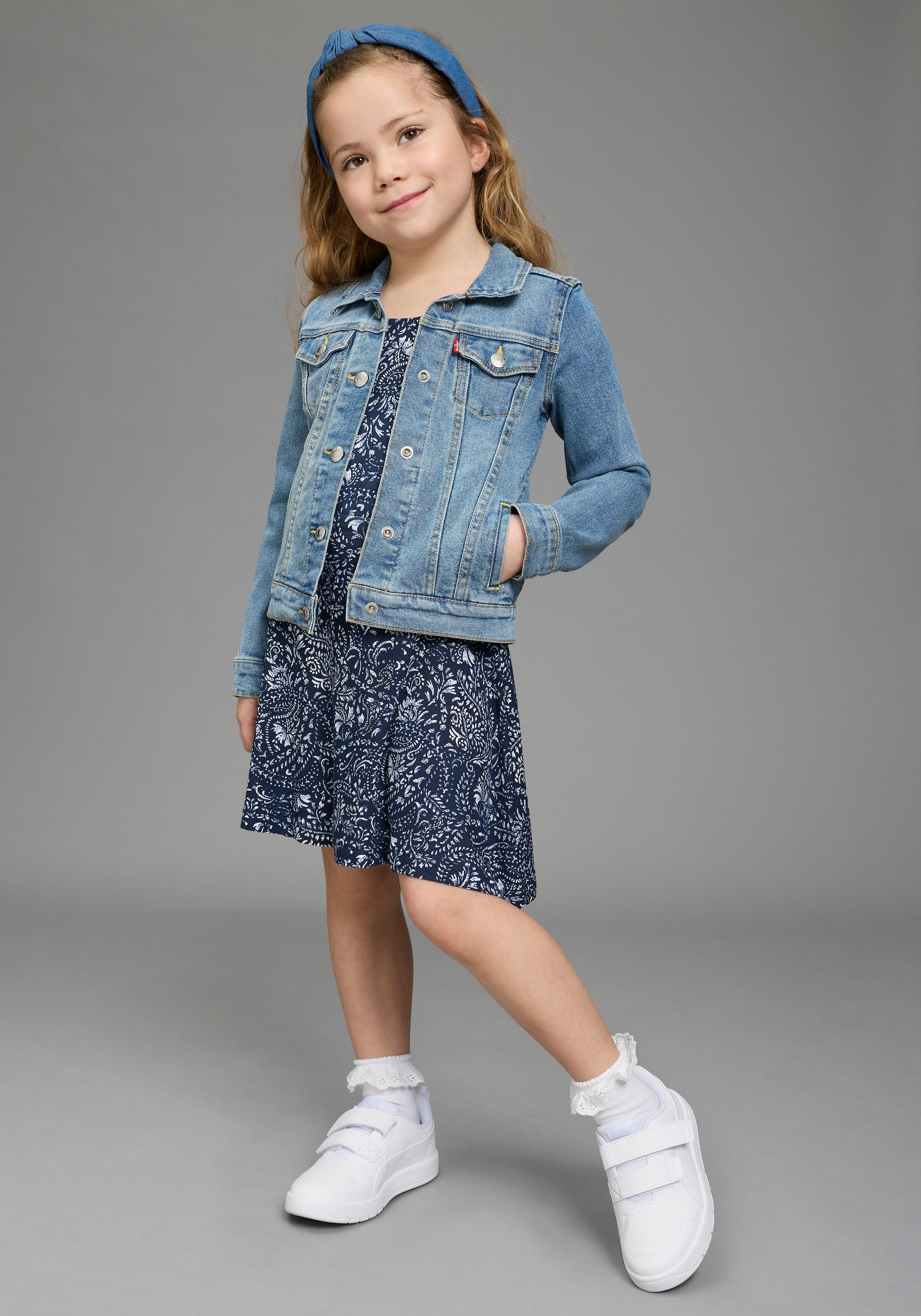 KIDSWORLD Robe en jersey »Viskose-Kleid mit Paisley Allover« Sans poches Viskosekleid für Mädchen, mit modischem Druck, bequeme Passform