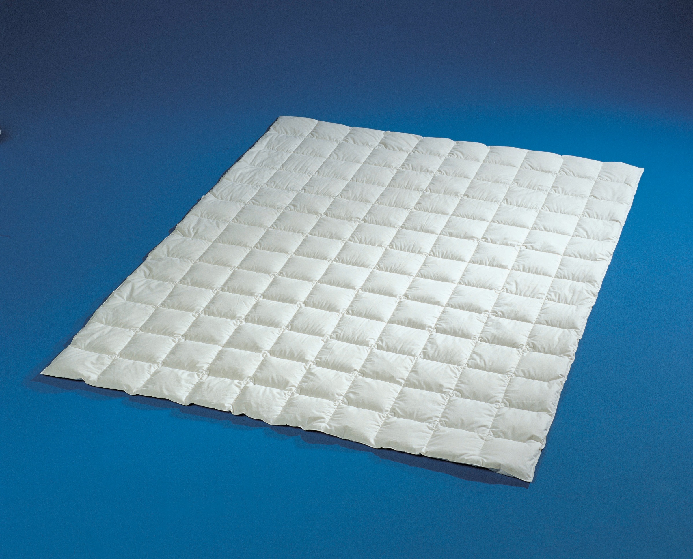 Image of billerbeck Daunenbettdecke »Karo-Duvet, Billerbeck, »LOU II««, leicht, Füllung 90% neue, reine Entendaunen, weiss, 10% feine Federchen, Bezug 100% Baumwoll-Satin, (1 St.) bei Ackermann Versand Schweiz