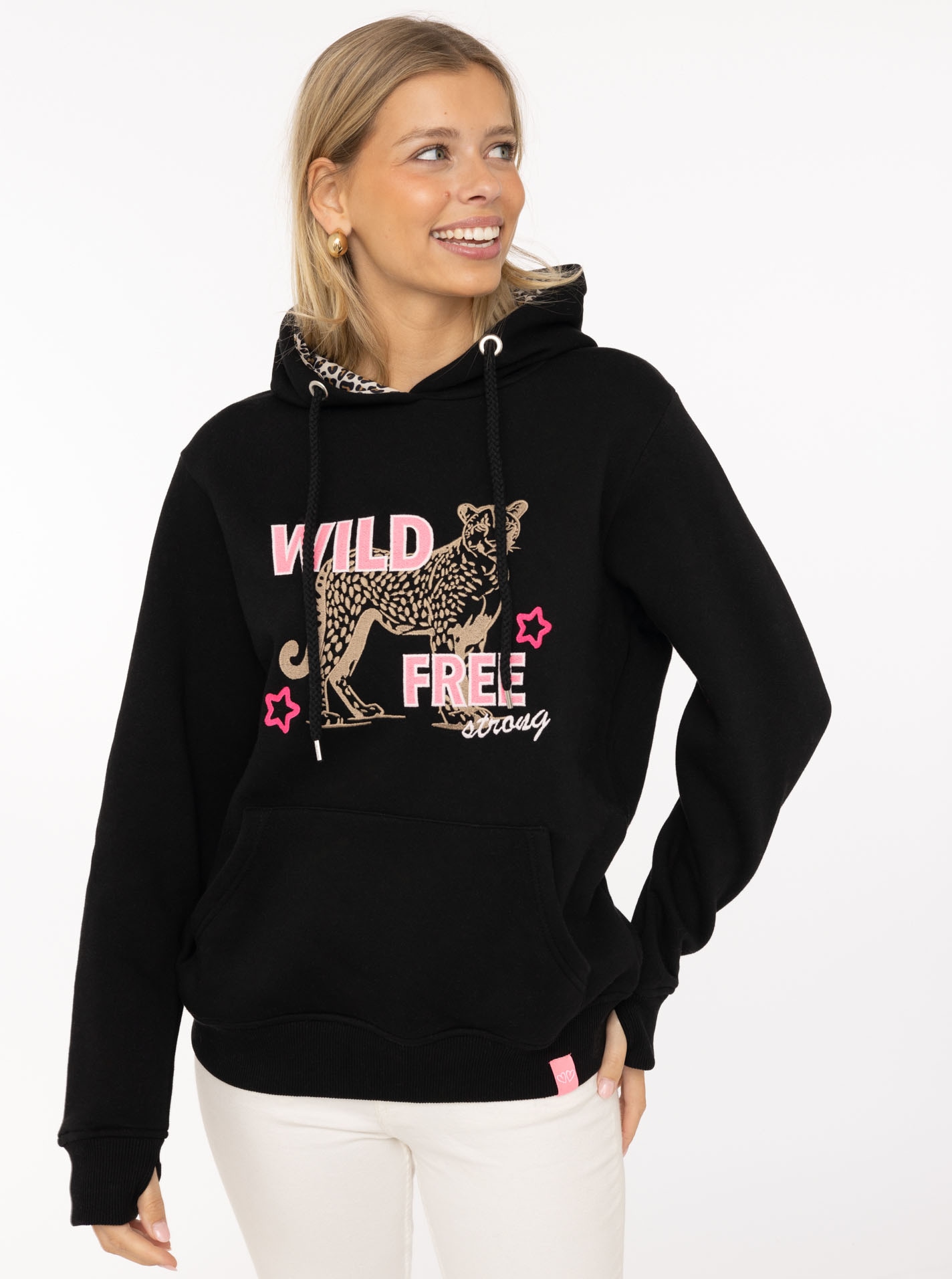 Image of Zwillingsherz Hoodie ""Wild Free"", gestickter Leopard, Statement Schriftzug, Kapuze
