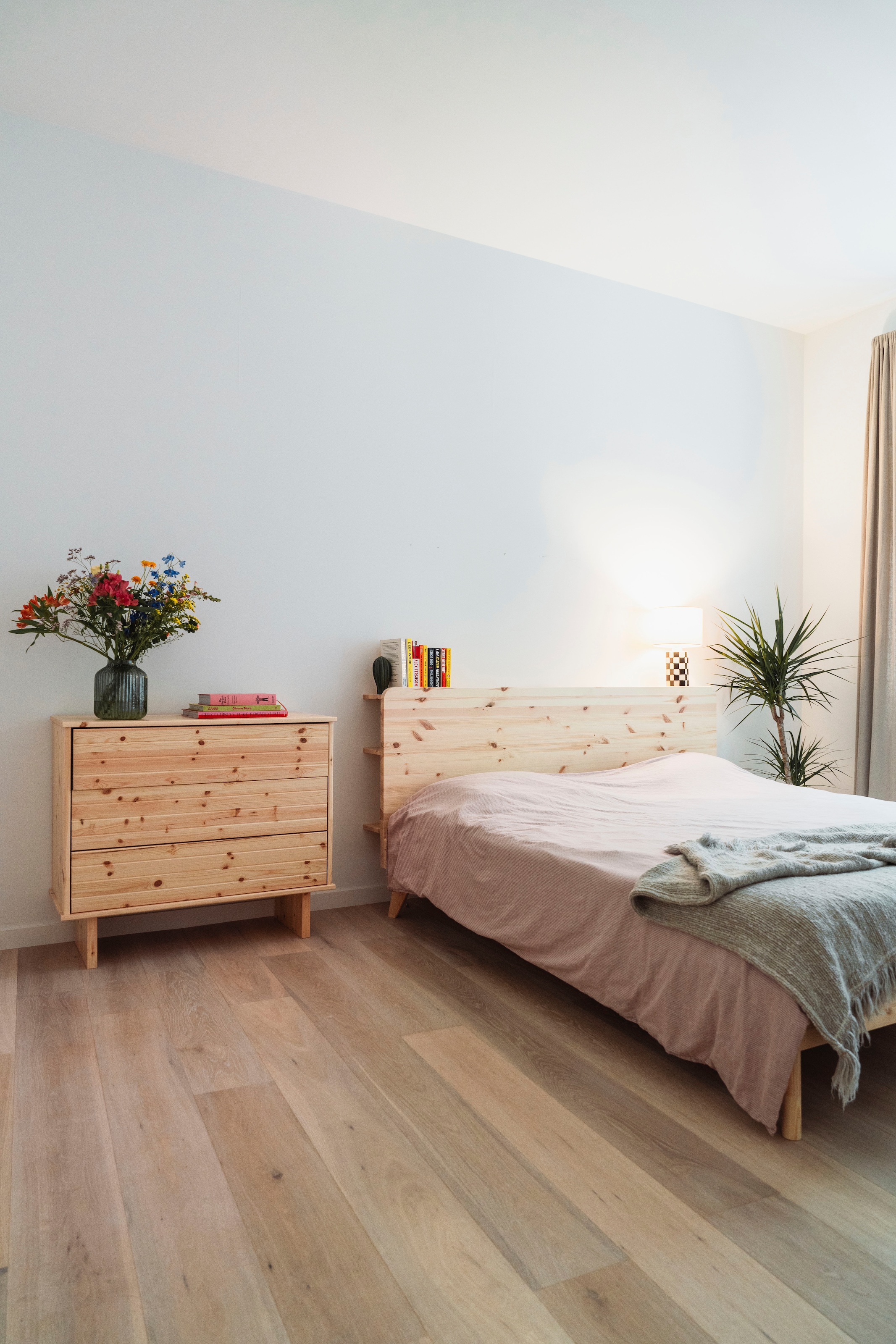 Karup Design Sommier »RETREAT BED« En pin massif avec sommier à lattes, tête de lit avec 3 étagères