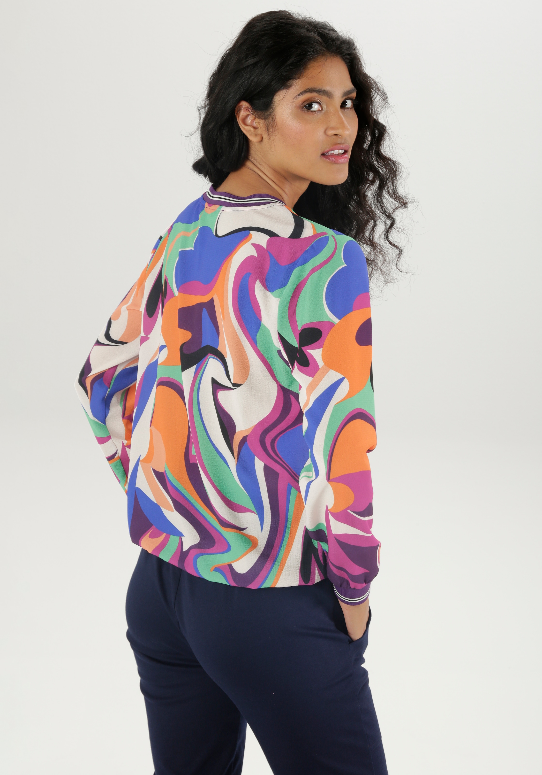 Aniston SELECTED Shirtbluse, mit farbenfrohem Print und Streifen auf den Bündchen
