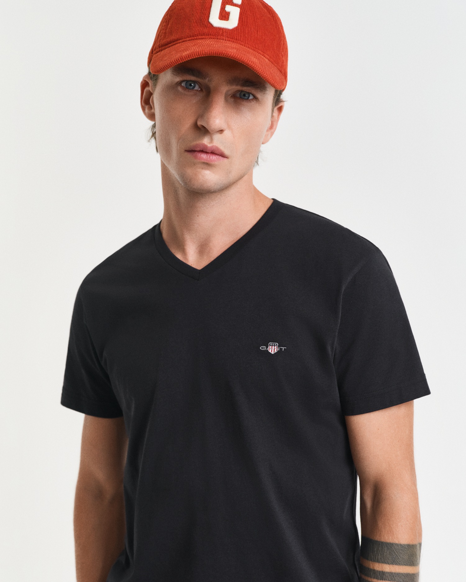 Gant T-Shirt »SLIM SHIELD V-NECK T-SHIRT«, mit einer kleinen Logostickerei auf der Brust