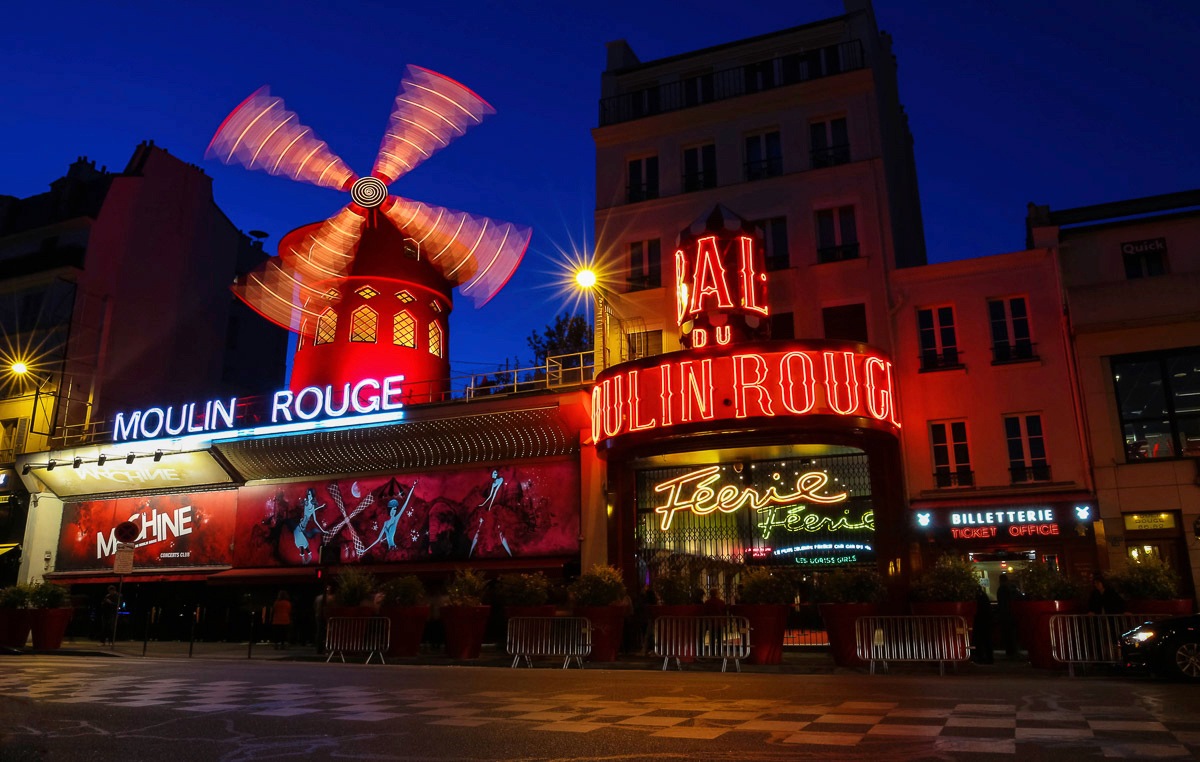Image of Papermoon Fototapete »Gebäude mit Windmühle«, Vliestapete, hochwertiger Digitaldruck, inklusive Kleister bei Ackermann Versand Schweiz