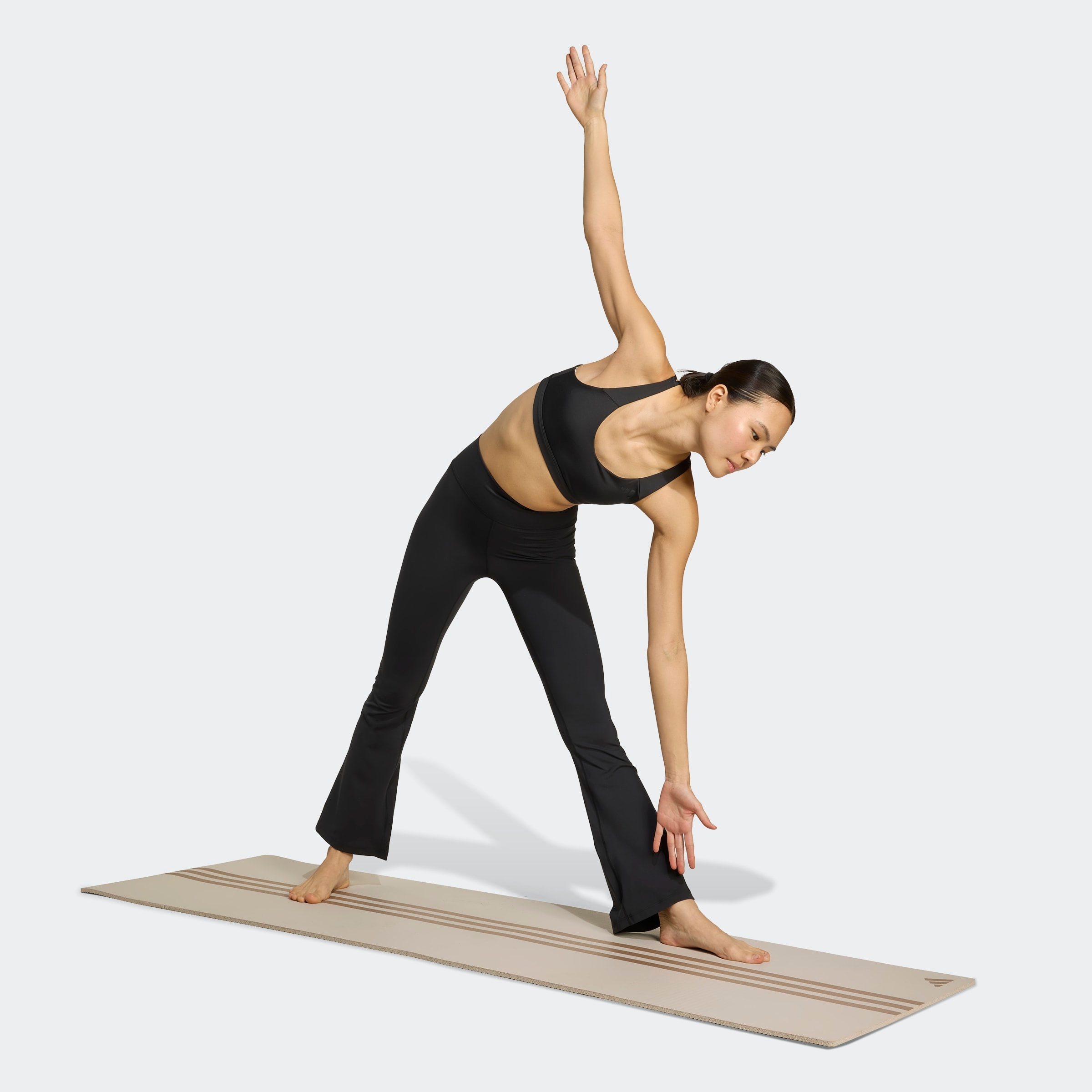 adidas Performance Caleçon d'entraînement »ALL ME ESSENTIALS FLARE LEGGINGS«  mit ausgestelltem Bein, aus weichem und dehnbarem Strickmaterial