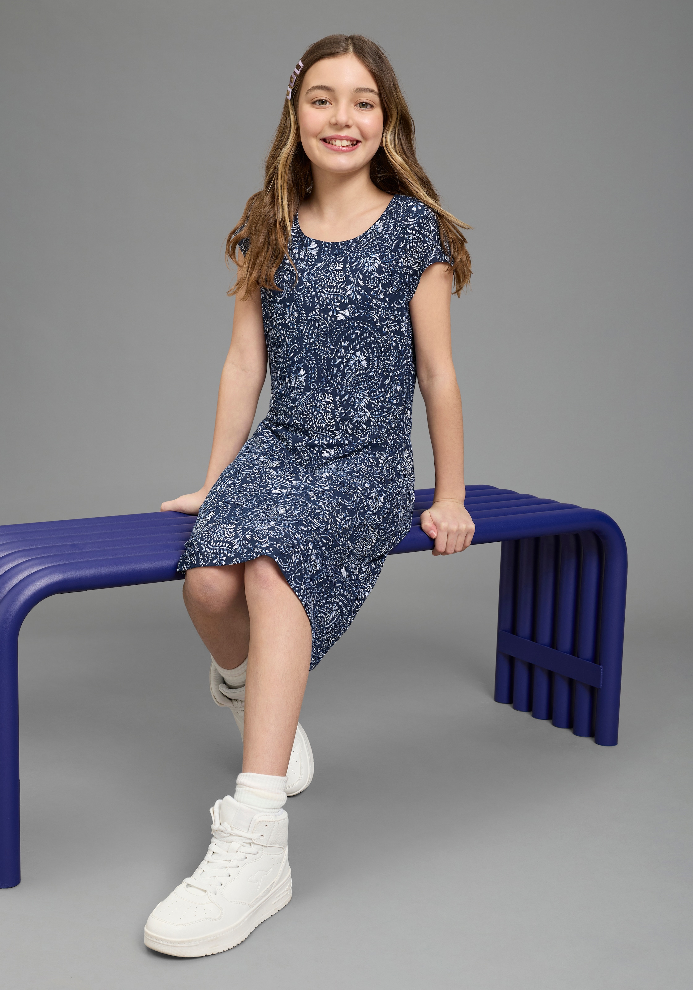 KIDSWORLD Robe en jersey »Viskose-Kleid mit Paisley Allover« Sans poches Viskosekleid für Mädchen, mit modischem Druck, bequeme Passform