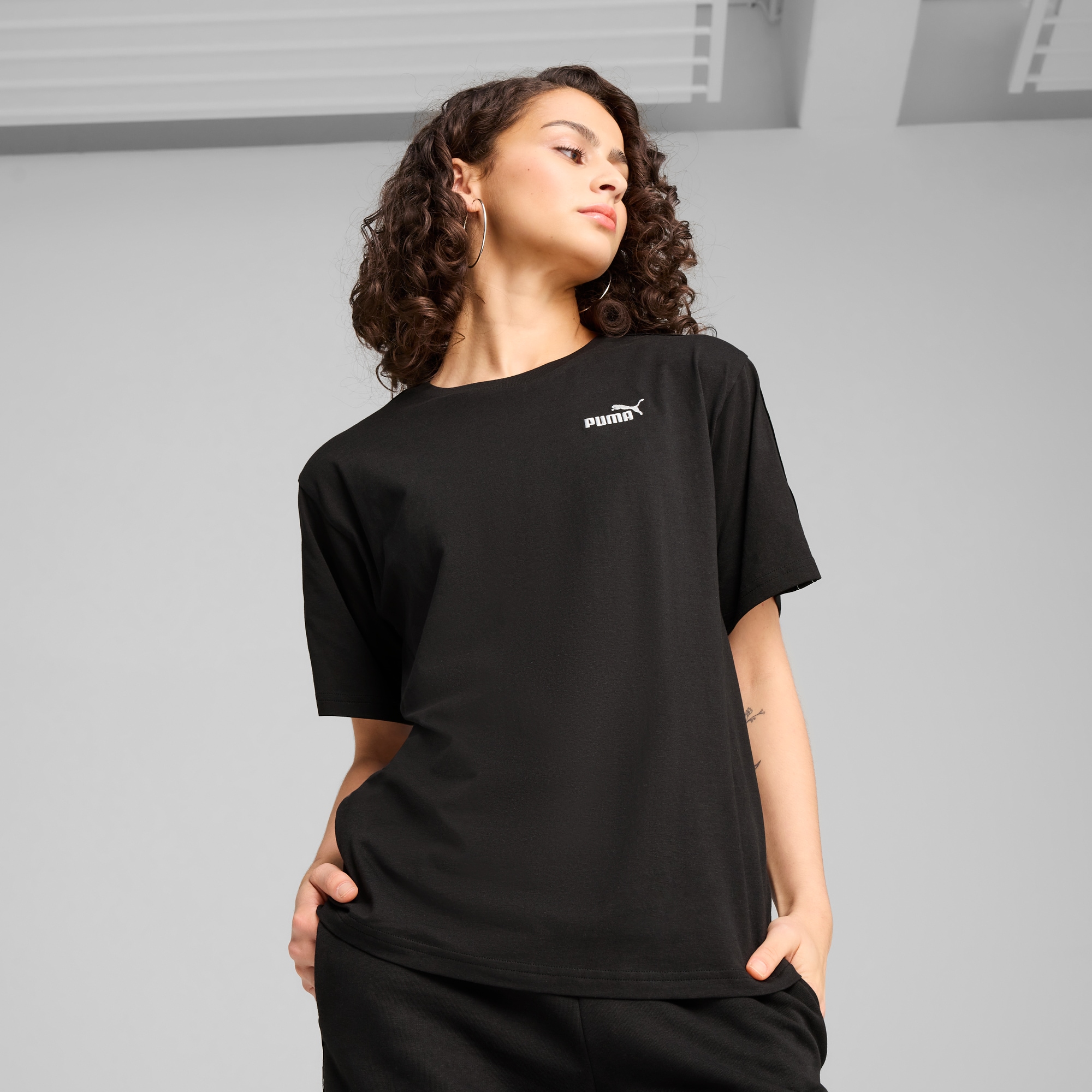 Image of PUMA T-Shirt "ESS TAPE RELAXED TEE" mit Rundhalsausschnitt, mit kurzem Arm