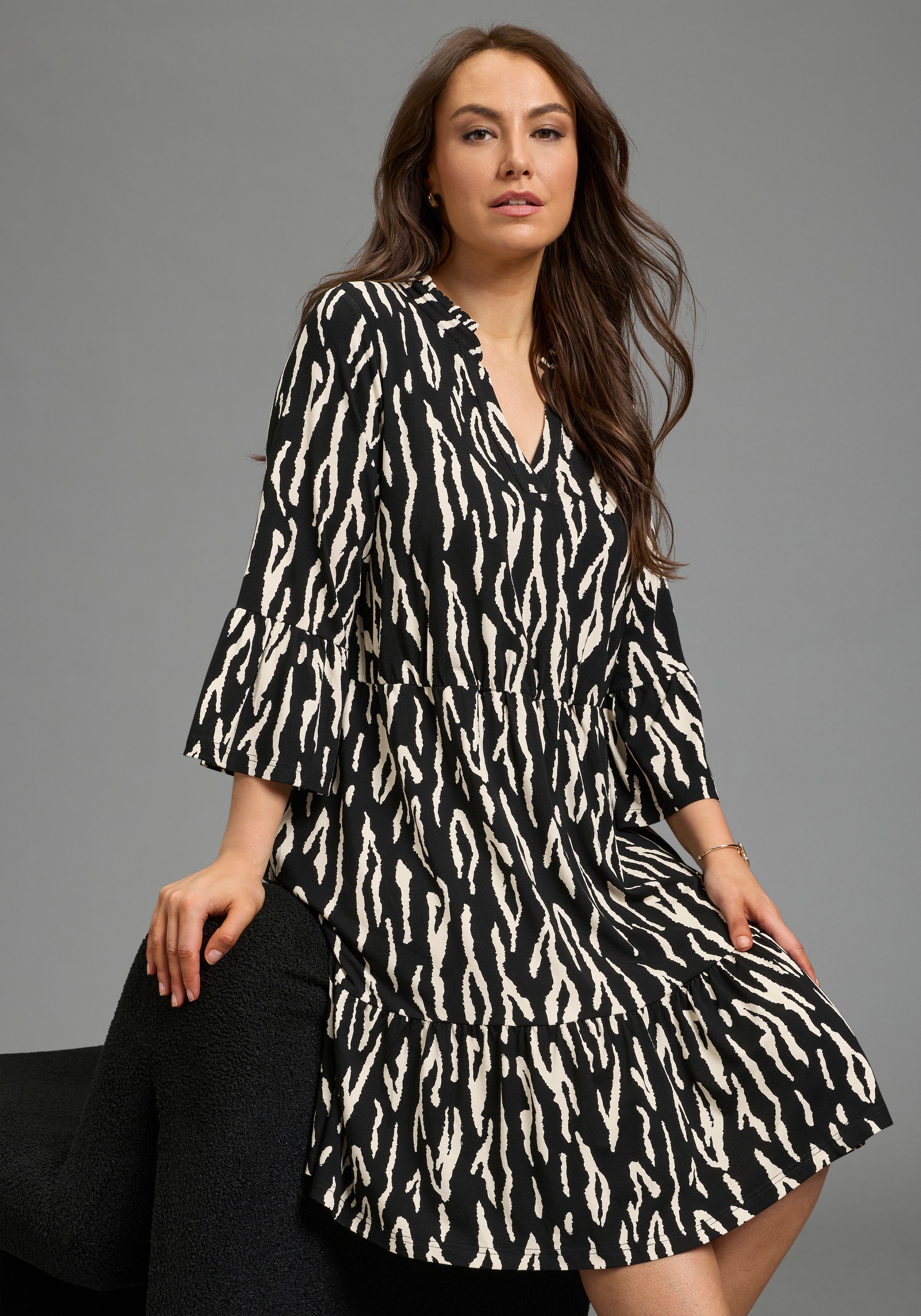 Image of Laura Scott CURVE Jerseykleid "Grosse Grössen" figurumspielende Passform mit Volants, aus Viskosemischung