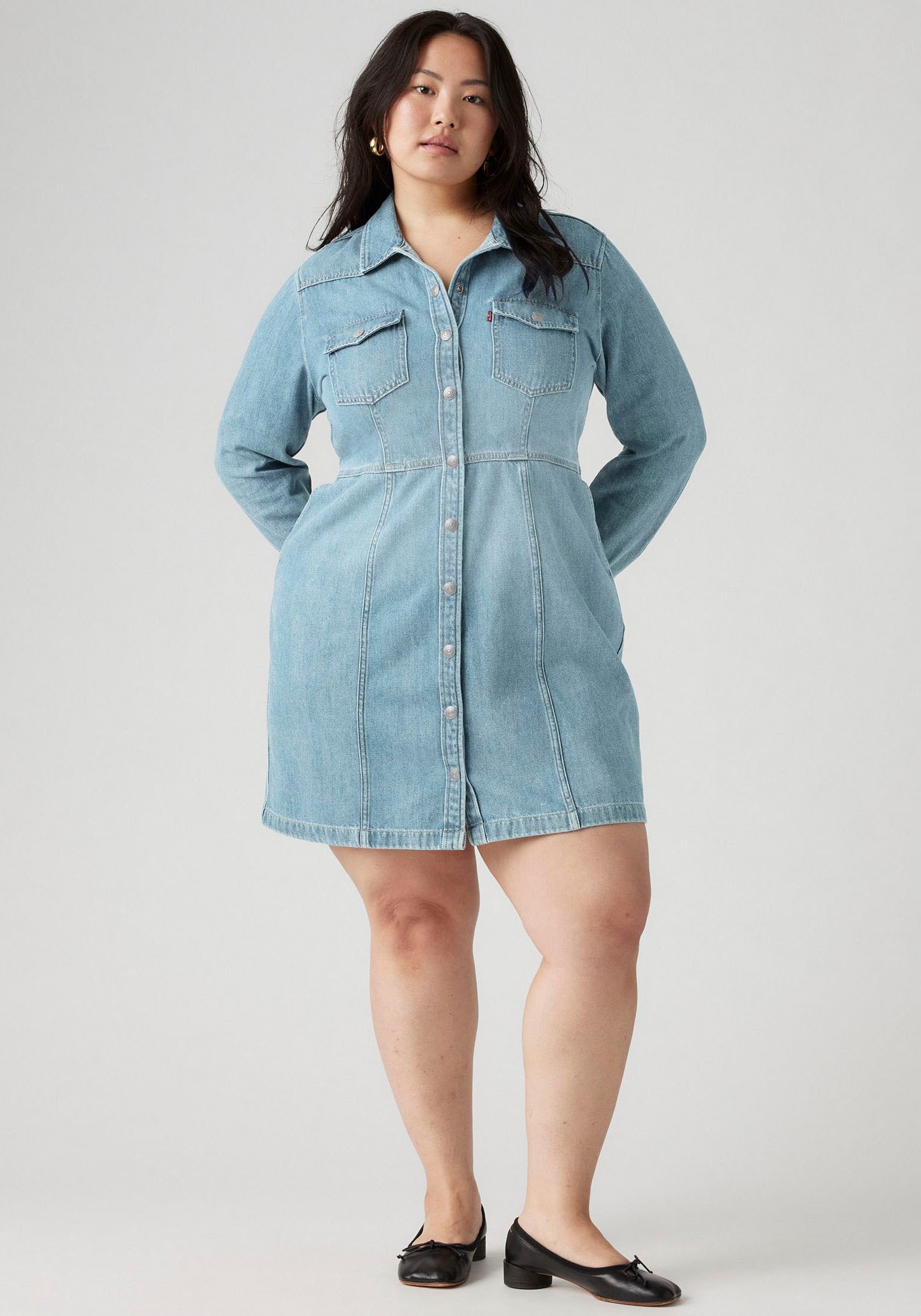 Image of Levis Plus Jeanskleid Brusttaschen aus klassischem Baumwolldenim