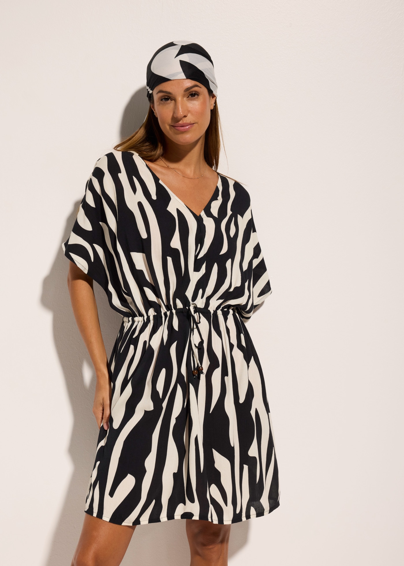 Image of bonprix Strandkleid aus Viskose, Kurzarm, figurumspielende Passform, ohne Kragen