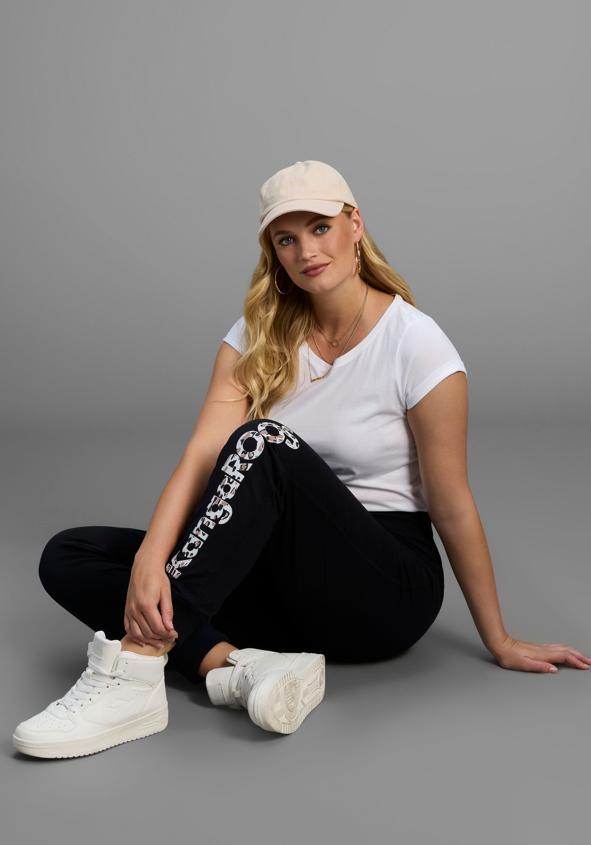 KangaROOS Jogginghose  mit Logodruck am Saum, grosse Grössen