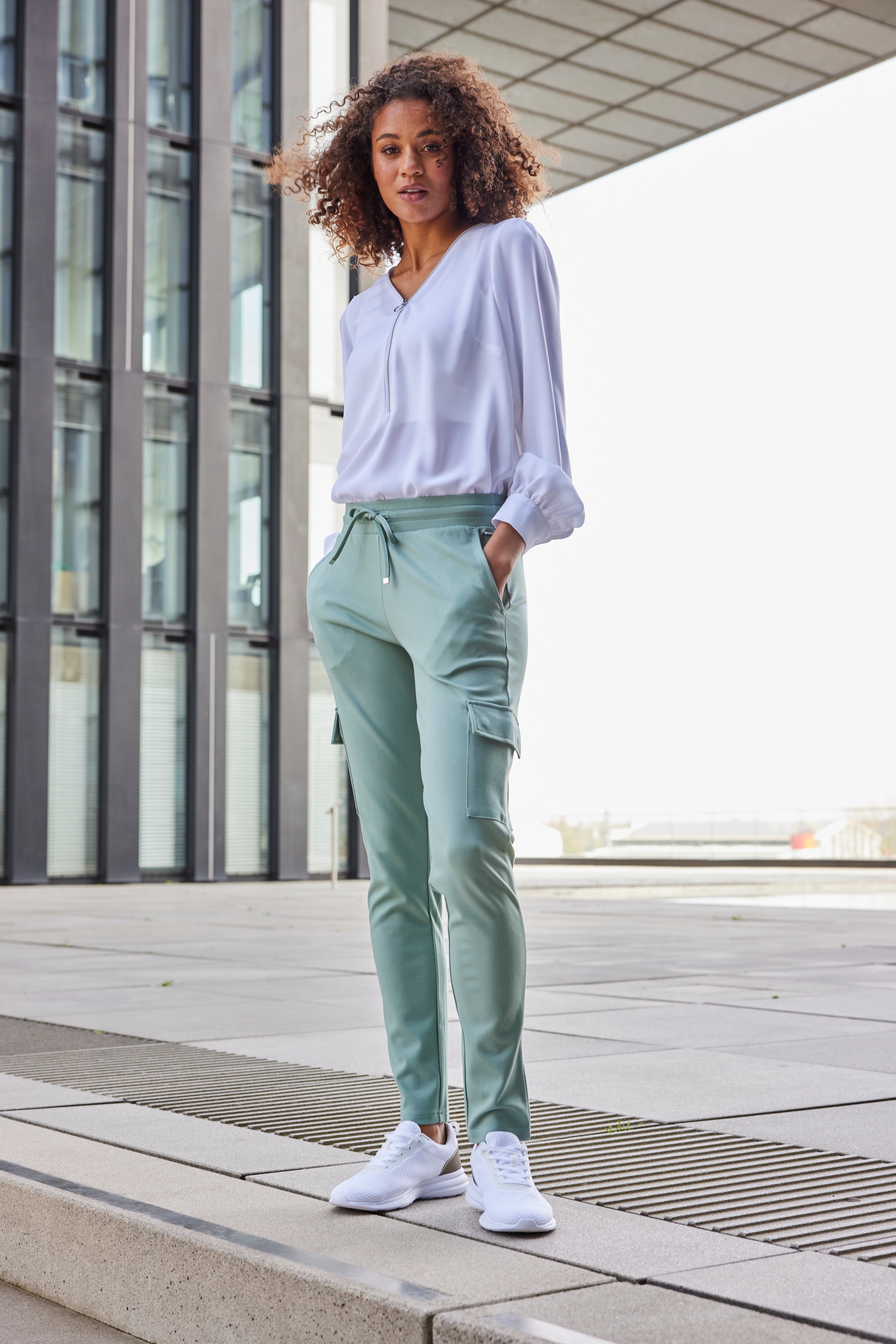 LASCANA Cargohose, in weich fliessendem Material, Loungewear