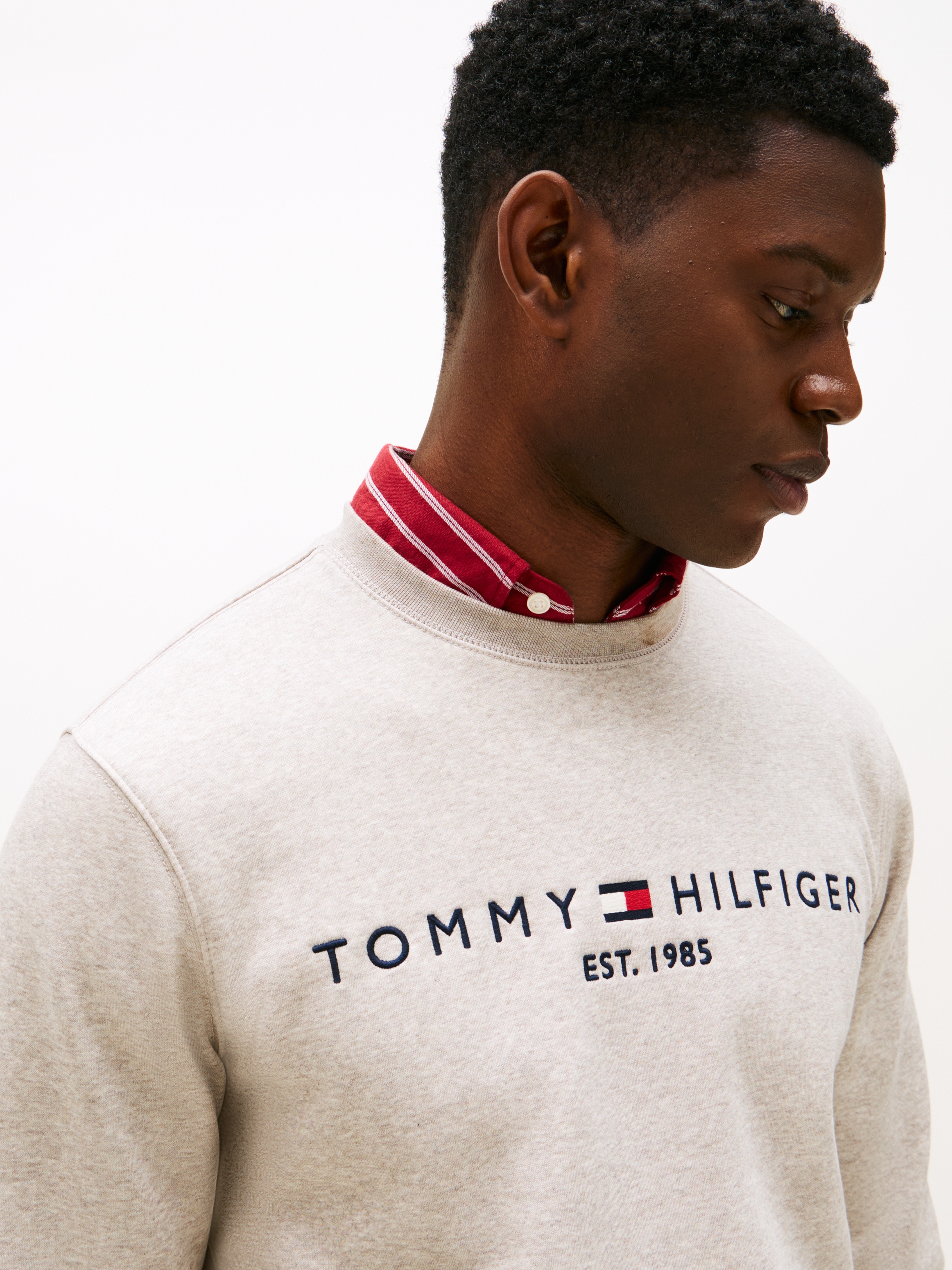 Tommy Hilfiger Sweatshirt »TOMMY LOGO SWEATSHIRT mit Rundhals und Stickerei«, unifarben, casual, regular fit, Baumwollmix, Rundhals